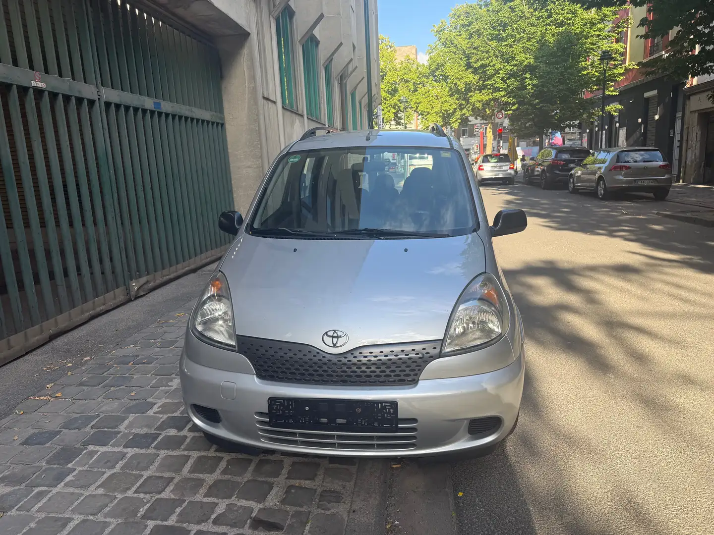 Toyota Yaris 1.3i 16v Linea Luna Gris - 1