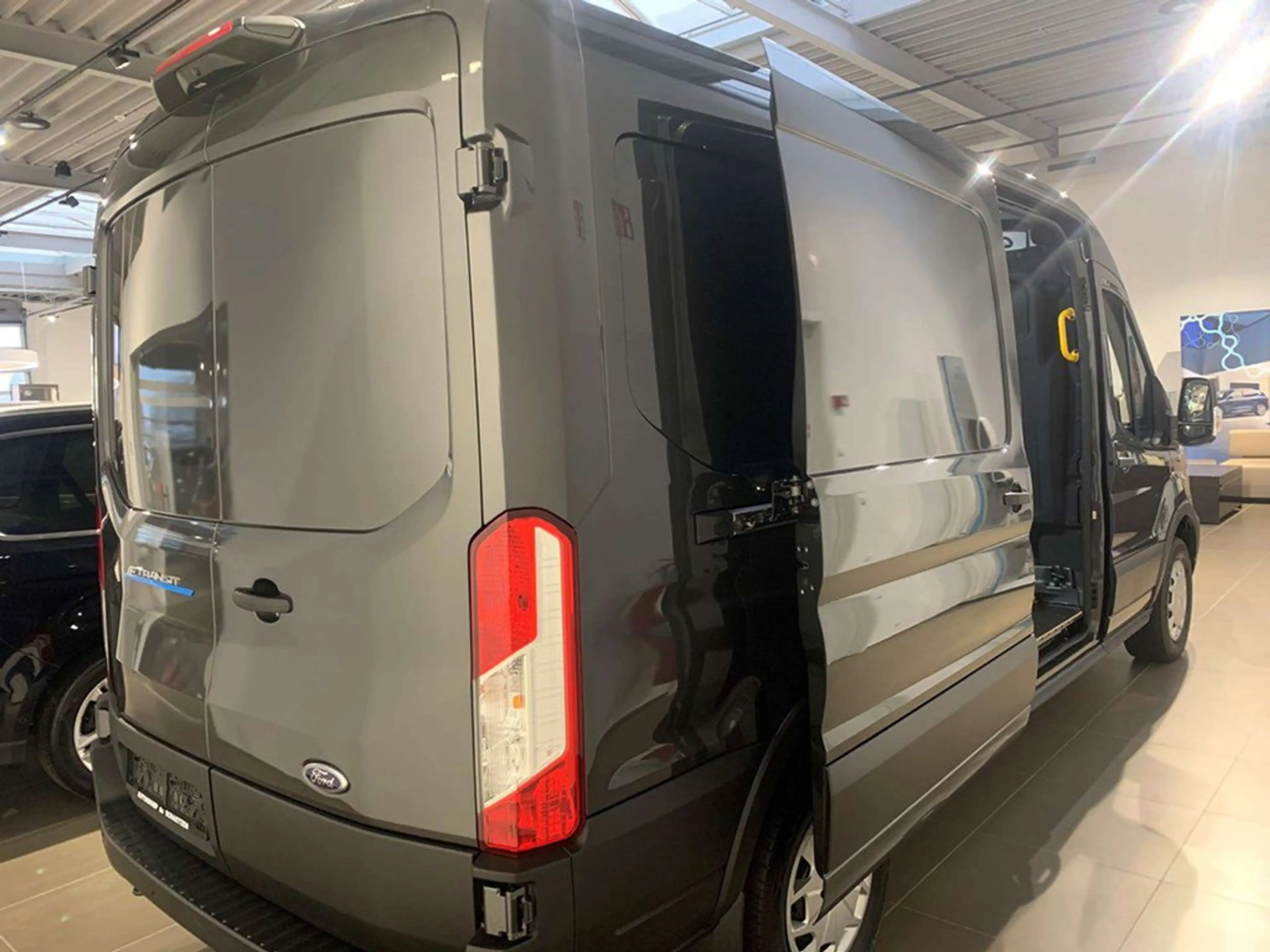 Ford E-Transit 183 PK L3 Full electric: Camera, cruise control, — photo 3
