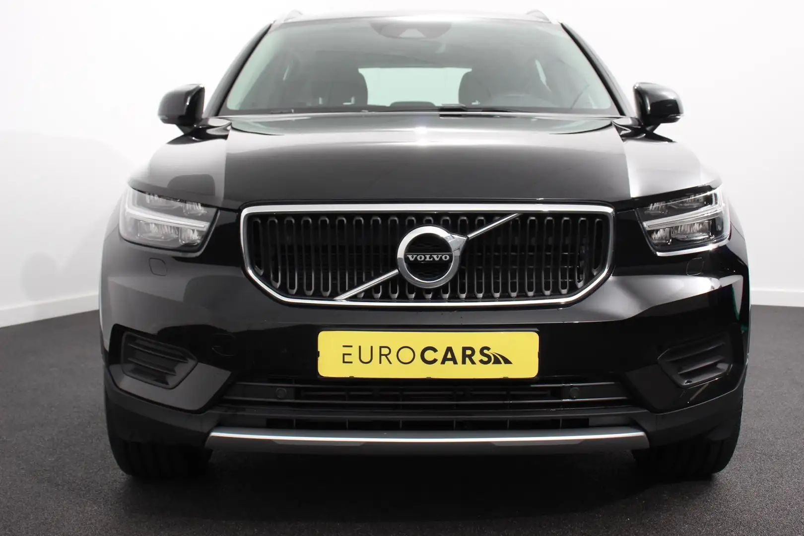 Volvo XC40 1.5 T3 163 pk Automaat Momentum | Navigatie | Appl Zwart - 2