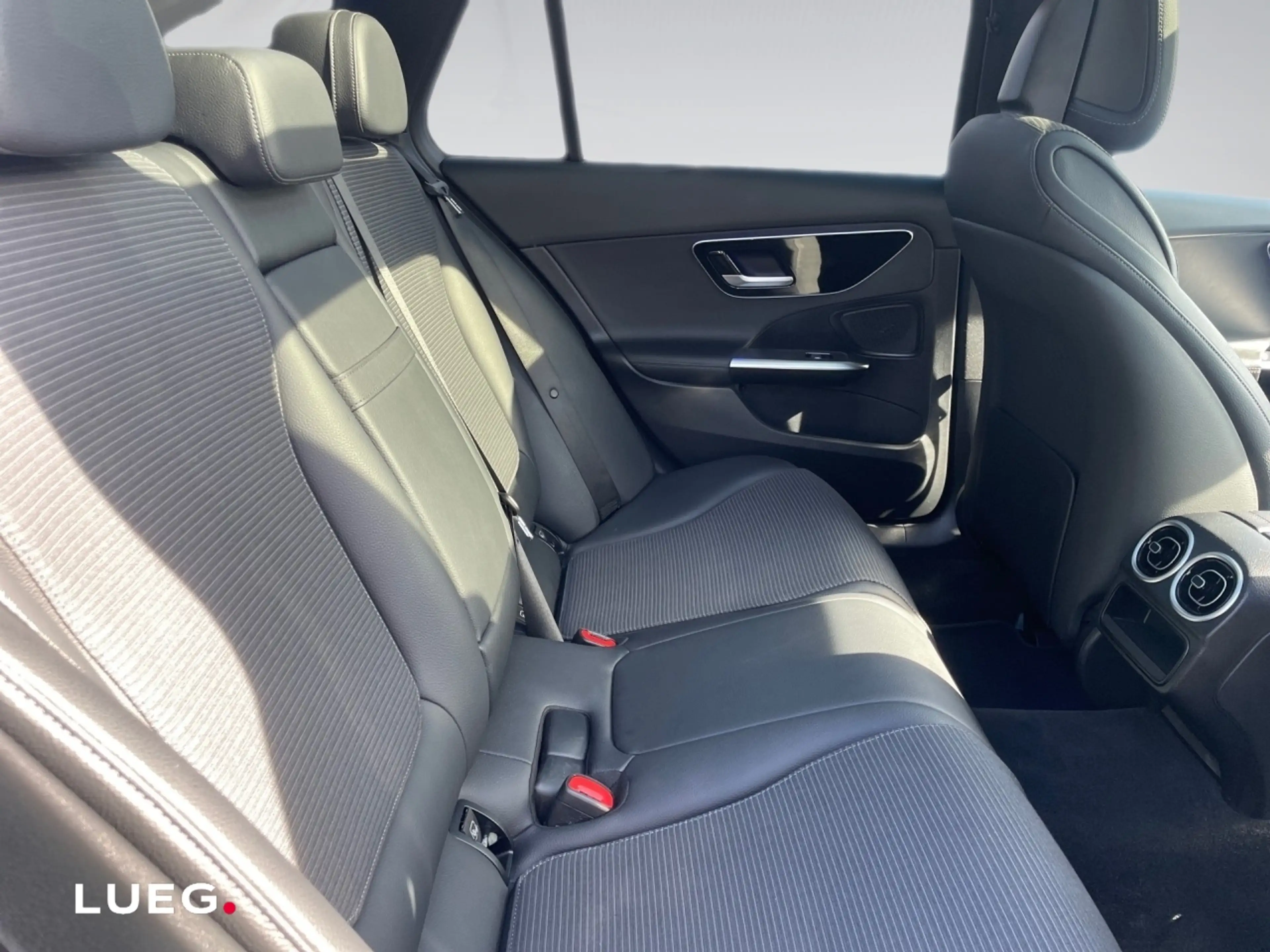 Mercedes-Benz C 180 T Perf SpurW AUT Kam. KeyLess KlimaA LED — photo 13
