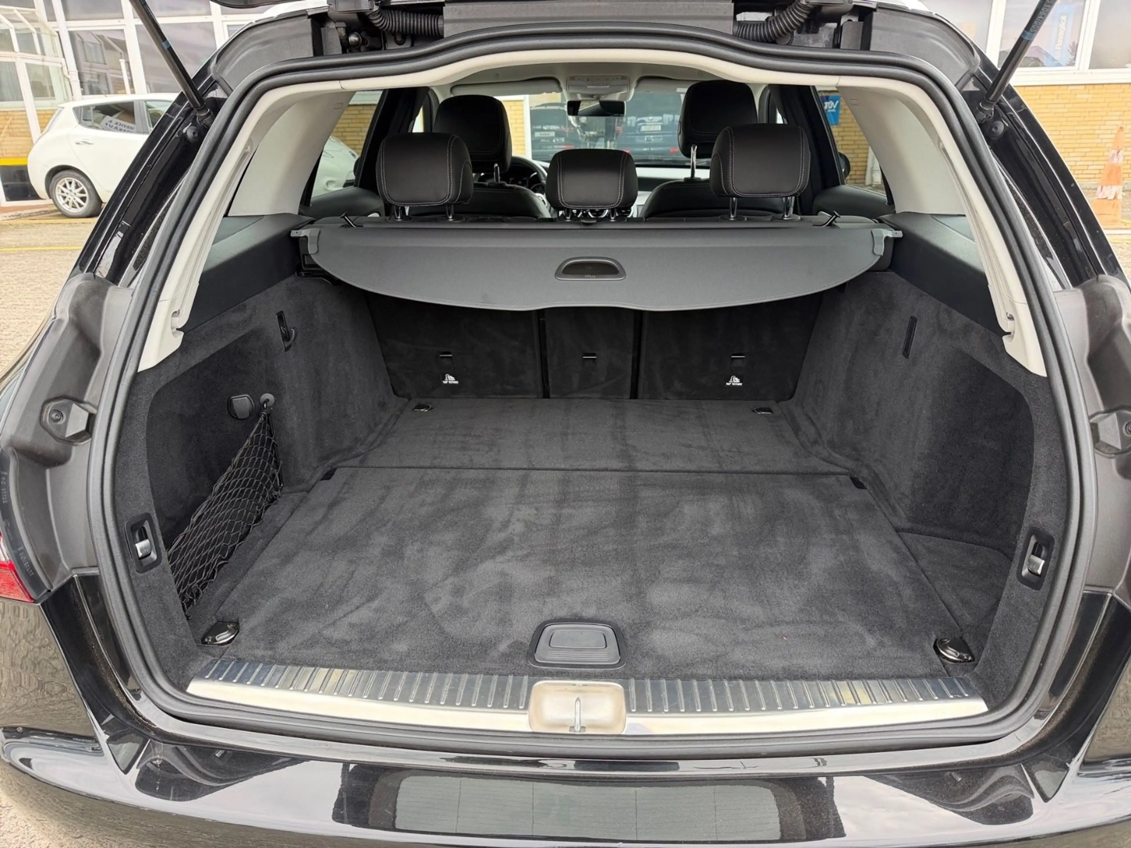 Mercedes-Benz C 180 Navi LED Teilleder — photo 11