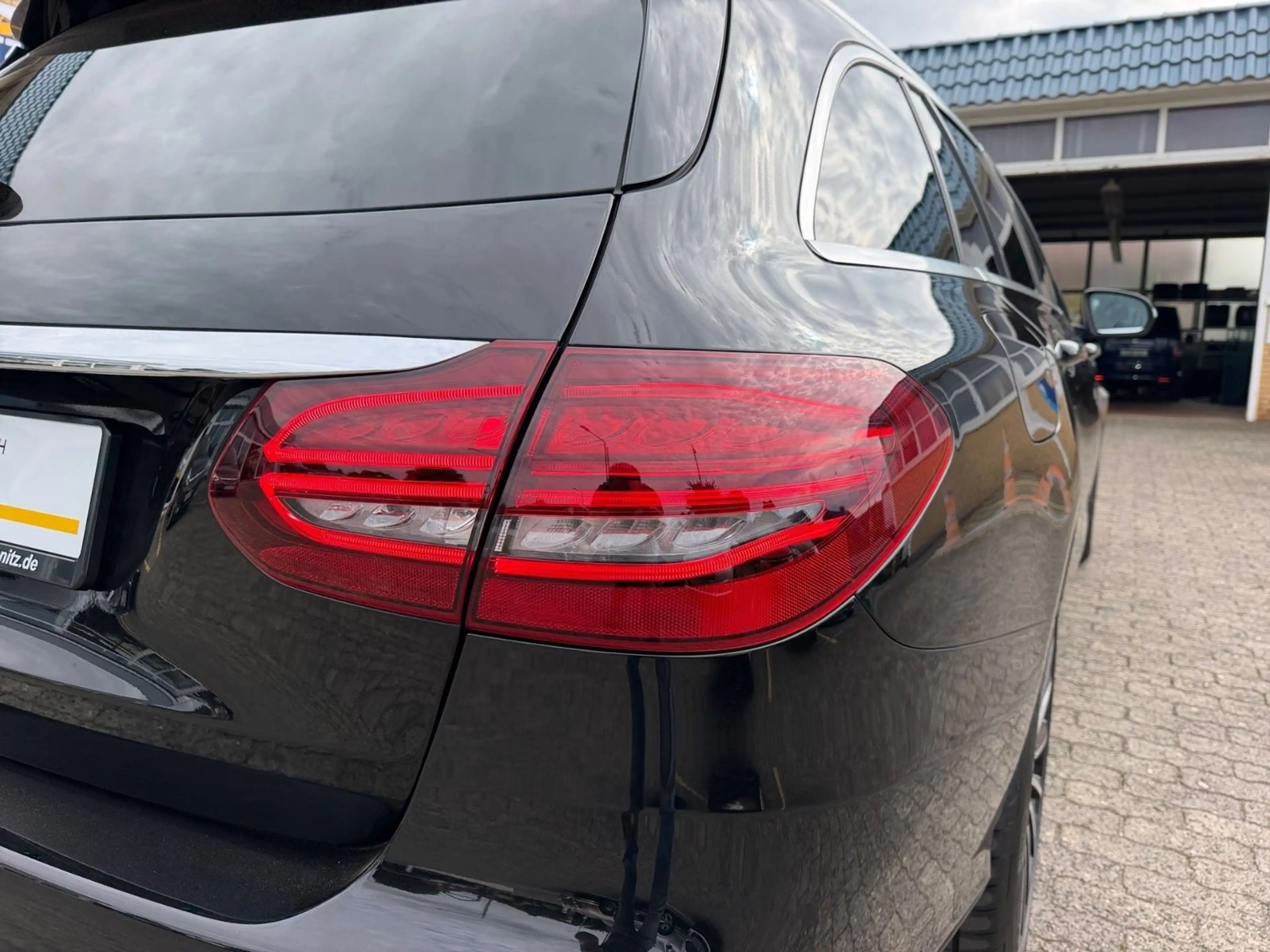 Mercedes-Benz C 180 Navi LED Teilleder — photo 12
