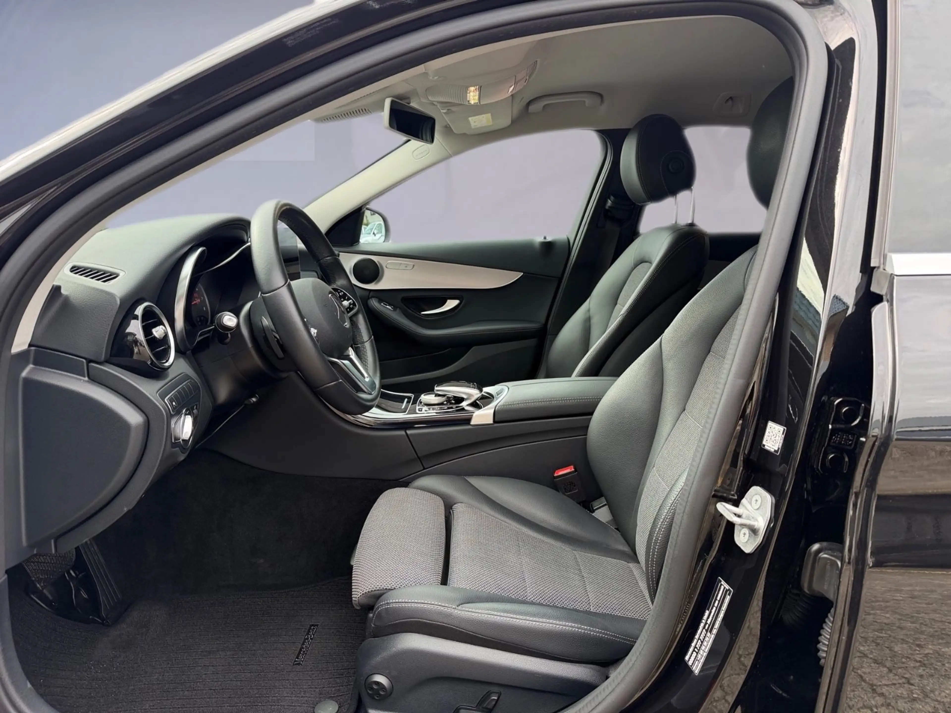 Mercedes-Benz C 180 Navi LED Teilleder — photo 14
