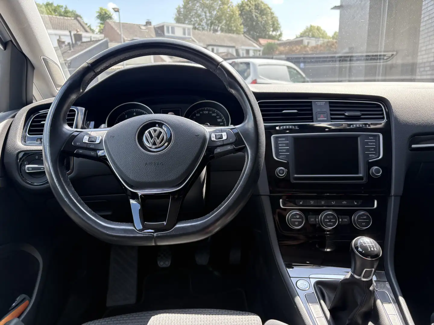 Volkswagen Golf 1.2 TSI Business Edition Connected, climate/cruise Grijs - 2
