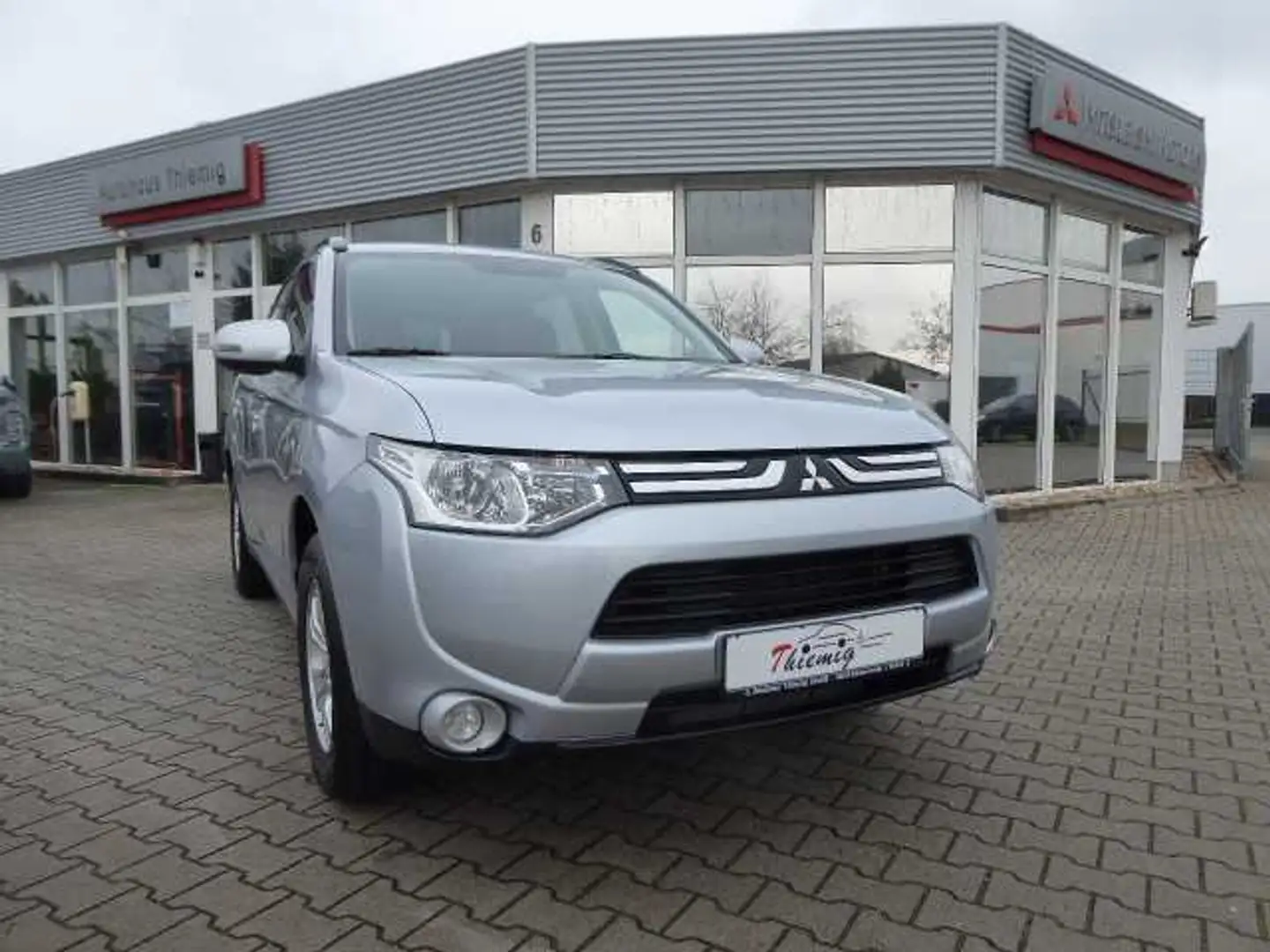 Mitsubishi Outlander 2.0 Invite 2WD - AHK Silber - 1