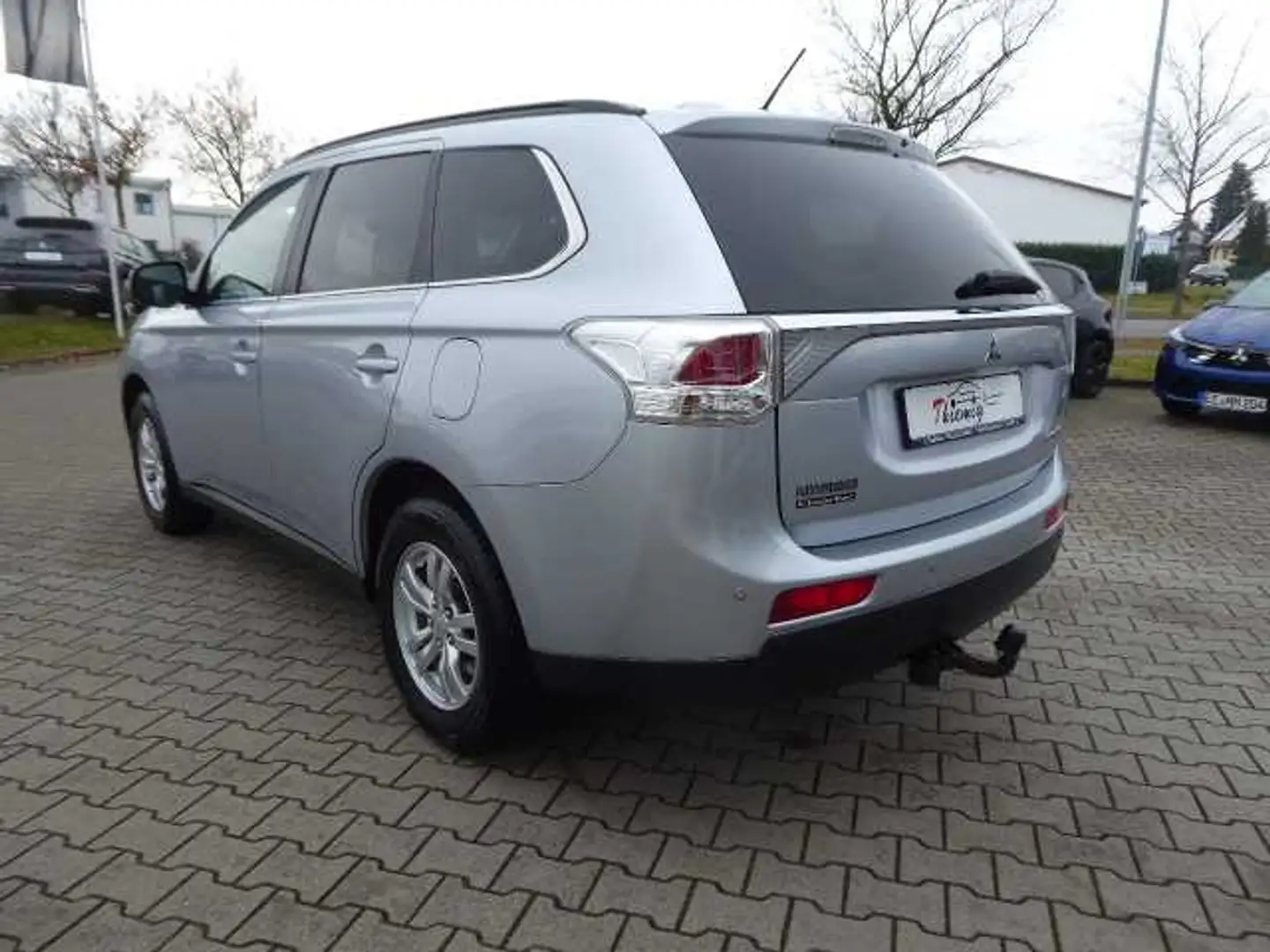 Mitsubishi Outlander 2.0 Invite 2WD - AHK Silber - 2
