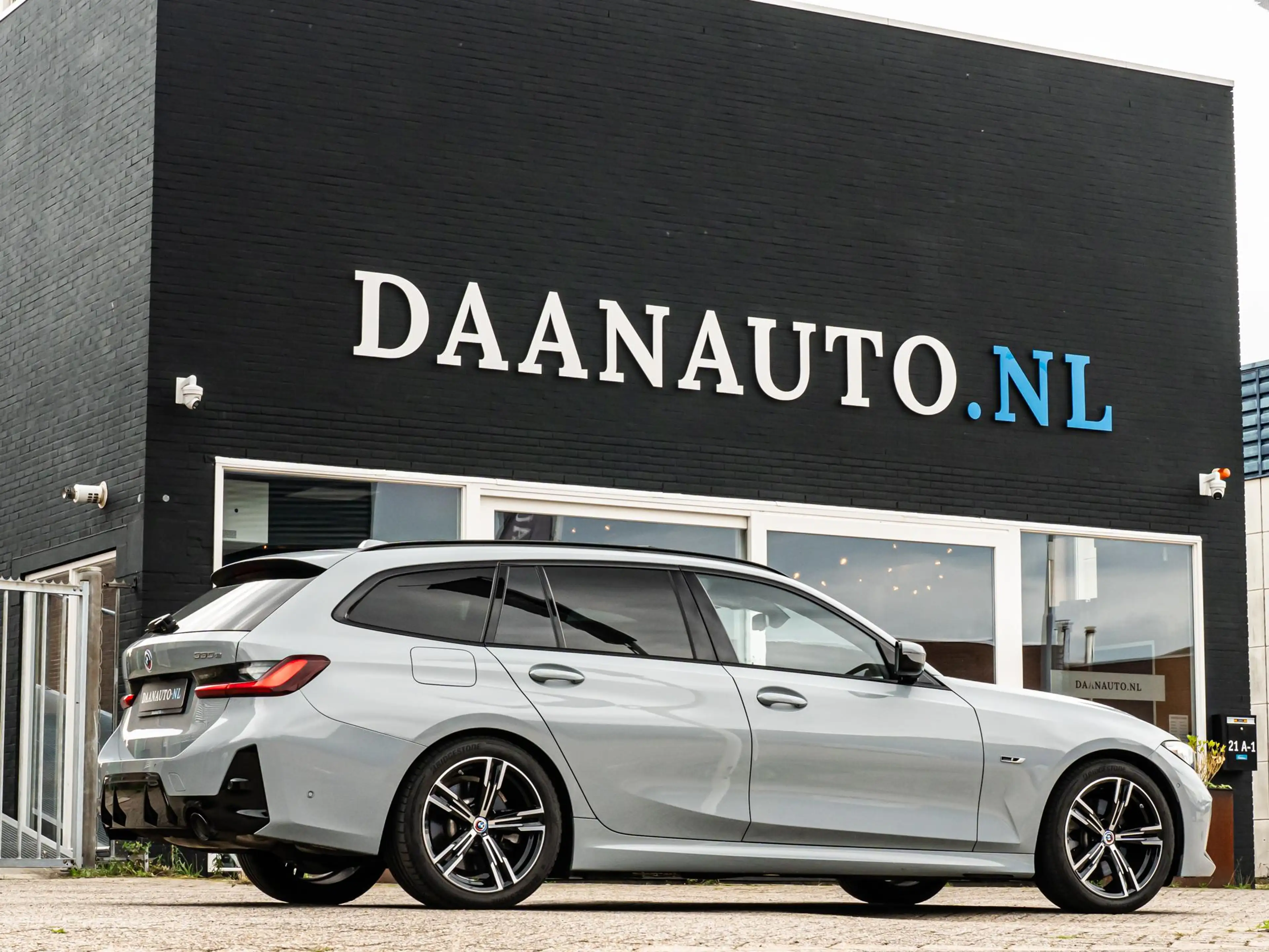 BMW 330 330e Touring M Sport Pano HUD Keyless Laser — photo 10