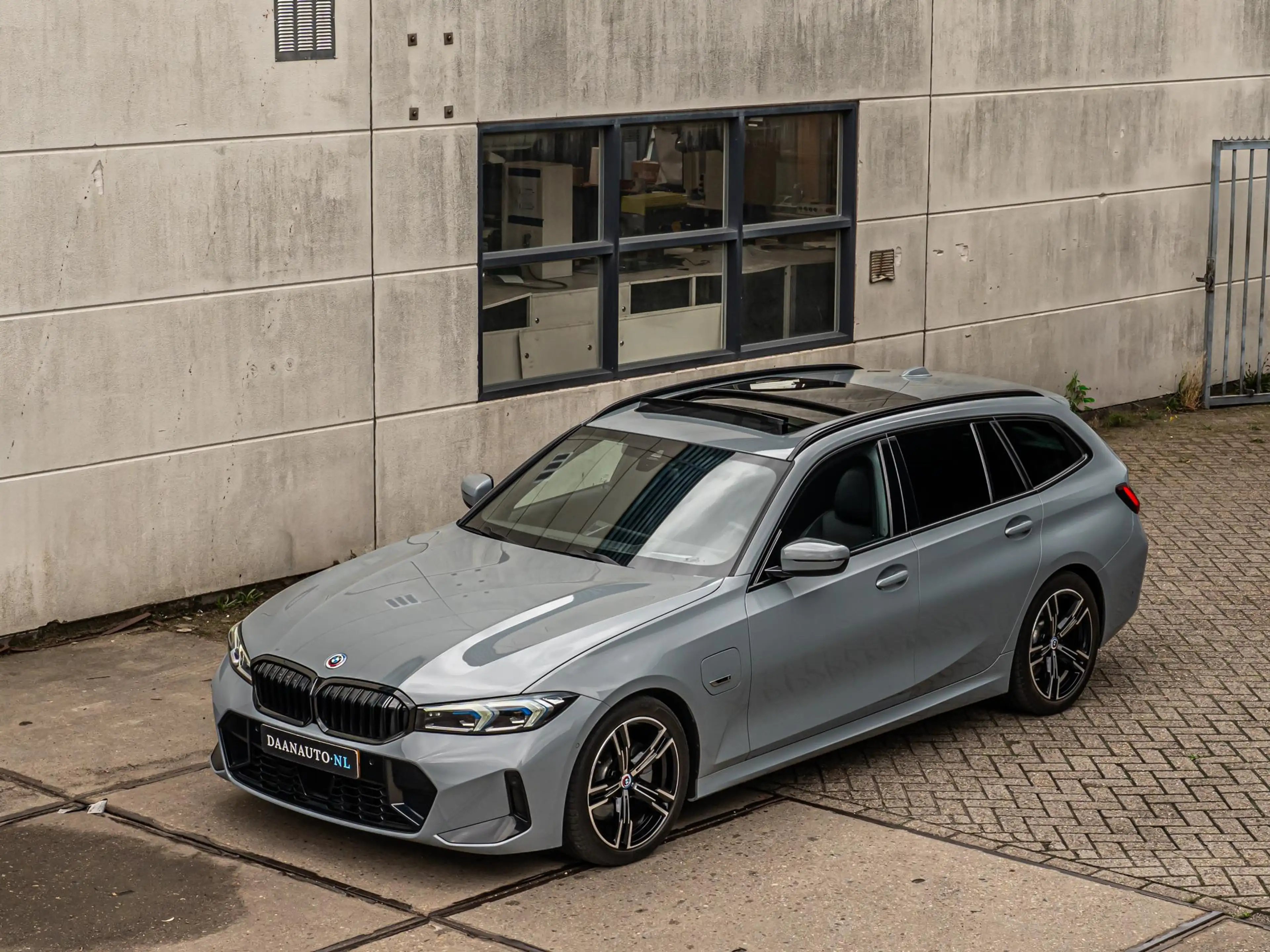BMW 330 330e Touring M Sport Pano HUD Keyless Laser — photo 8