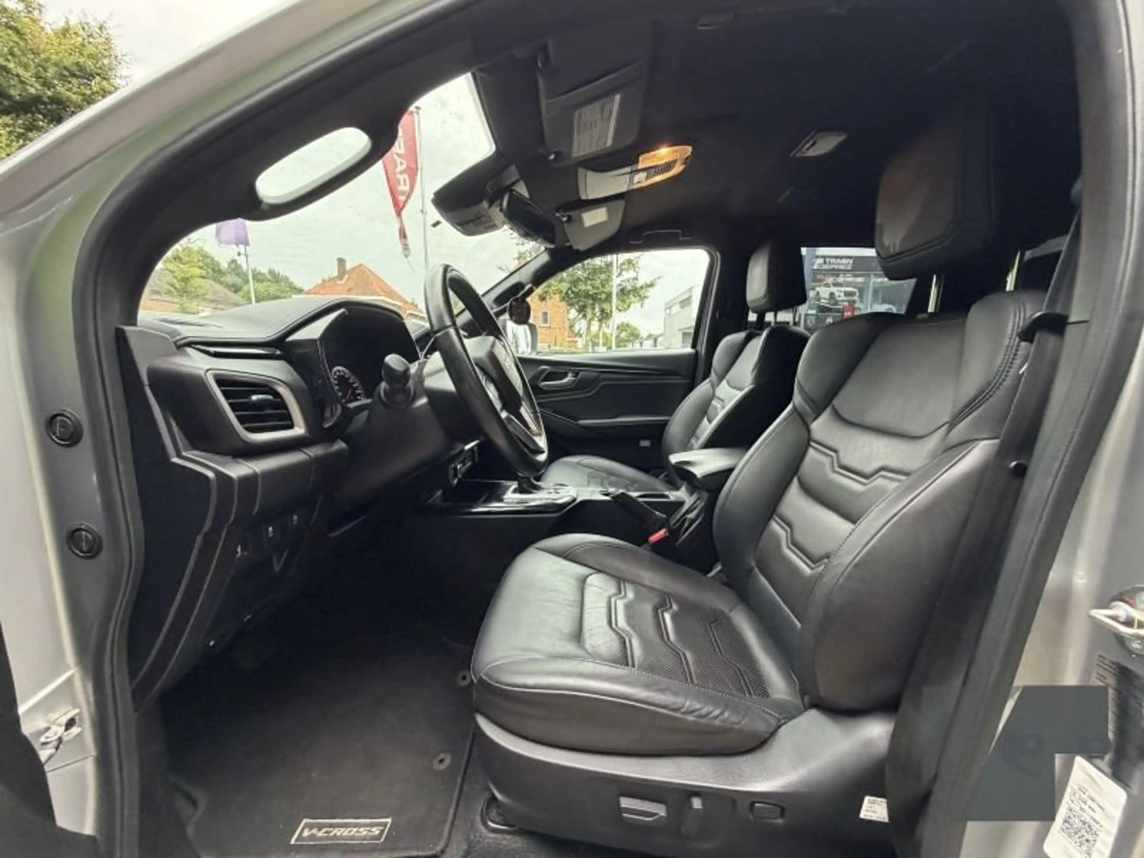 Isuzu D-Max Double Cab 4WD Vcross — photo 10