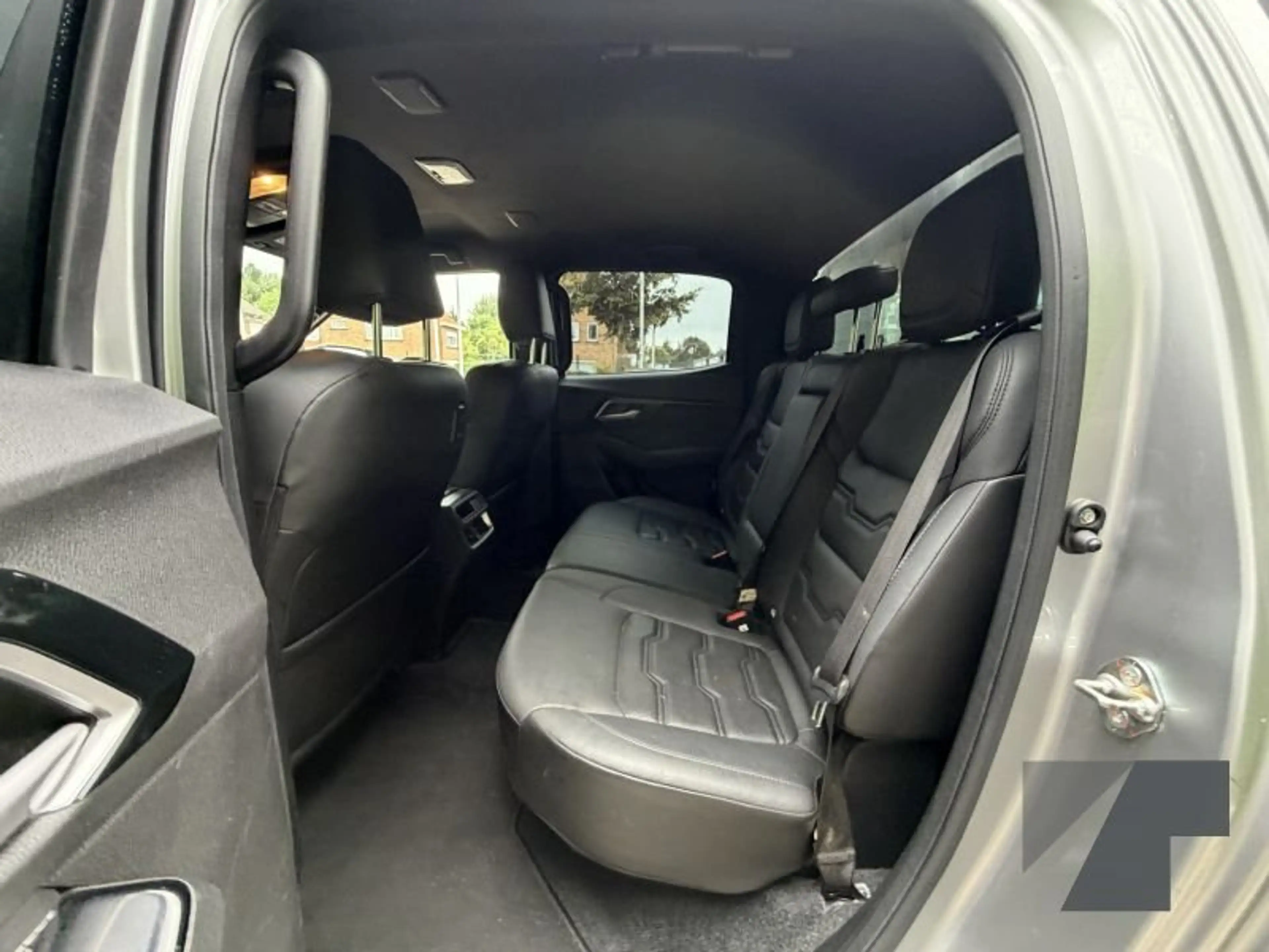 Isuzu D-Max Double Cab 4WD Vcross — photo 12