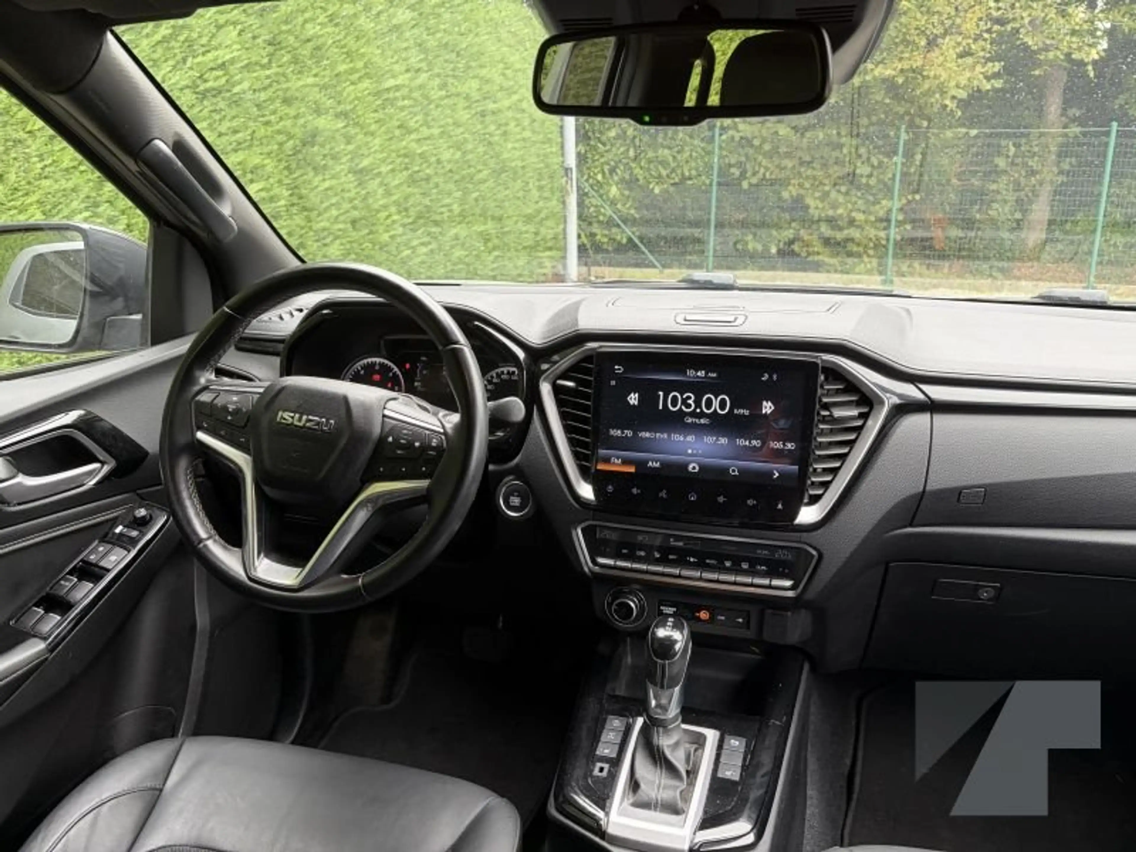 Isuzu D-Max Double Cab 4WD Vcross — photo 9