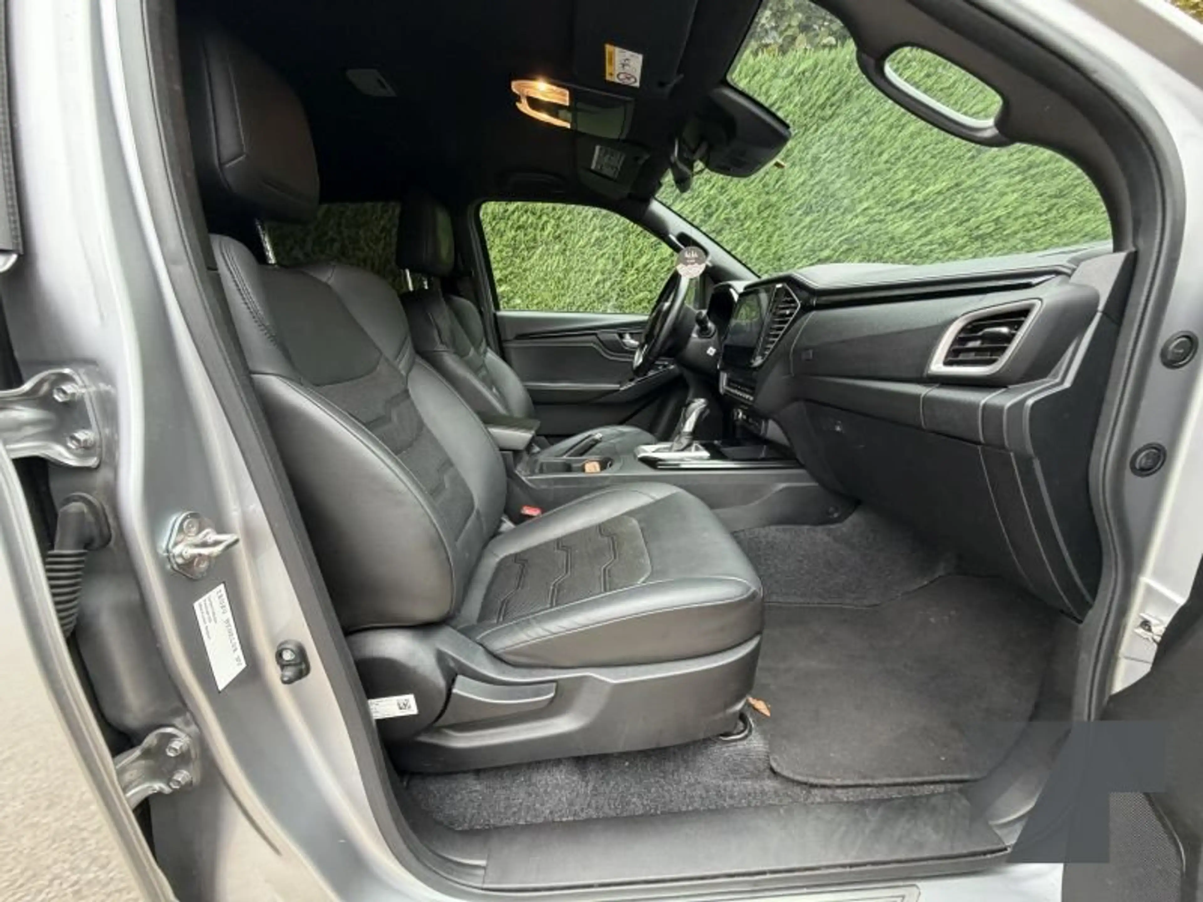 Isuzu D-Max Double Cab 4WD Vcross — photo 11