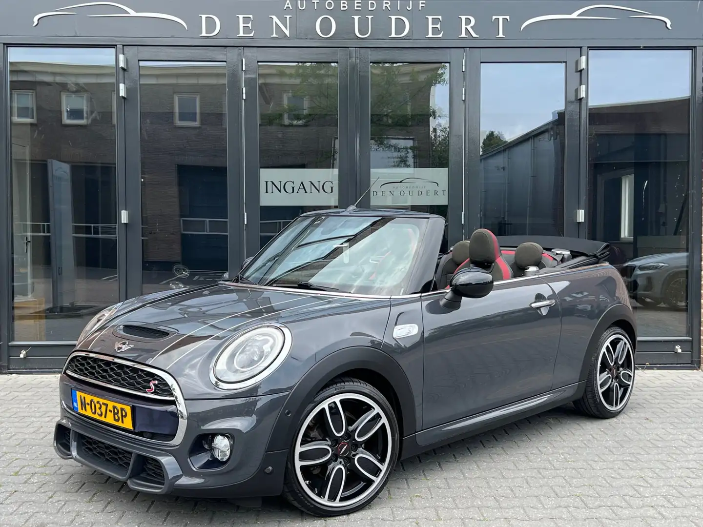MINI Cooper S Cabrio Mini 2.0 Chili AUT JCW HEAD UP / HARMAN / LED Grijs - 1