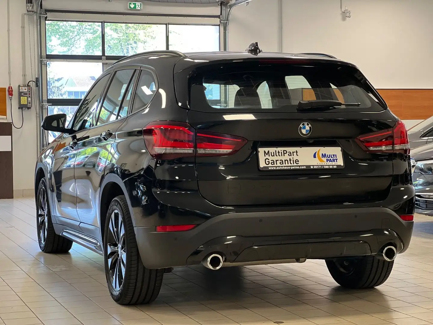 BMW X1 xDrive Sport Line AUT/HUD/AHK/Kamera/KeyLess Schwarz - 2