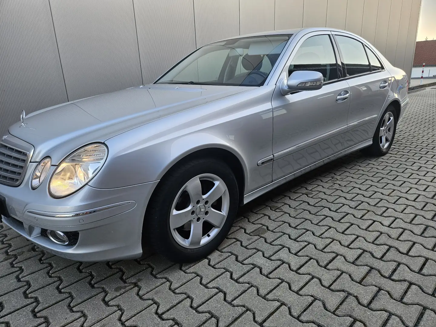 Mercedes-Benz E 200 185PS, Navi, Automatik,Klimaautomatik,SHZ,Tempomat Срібний - 1