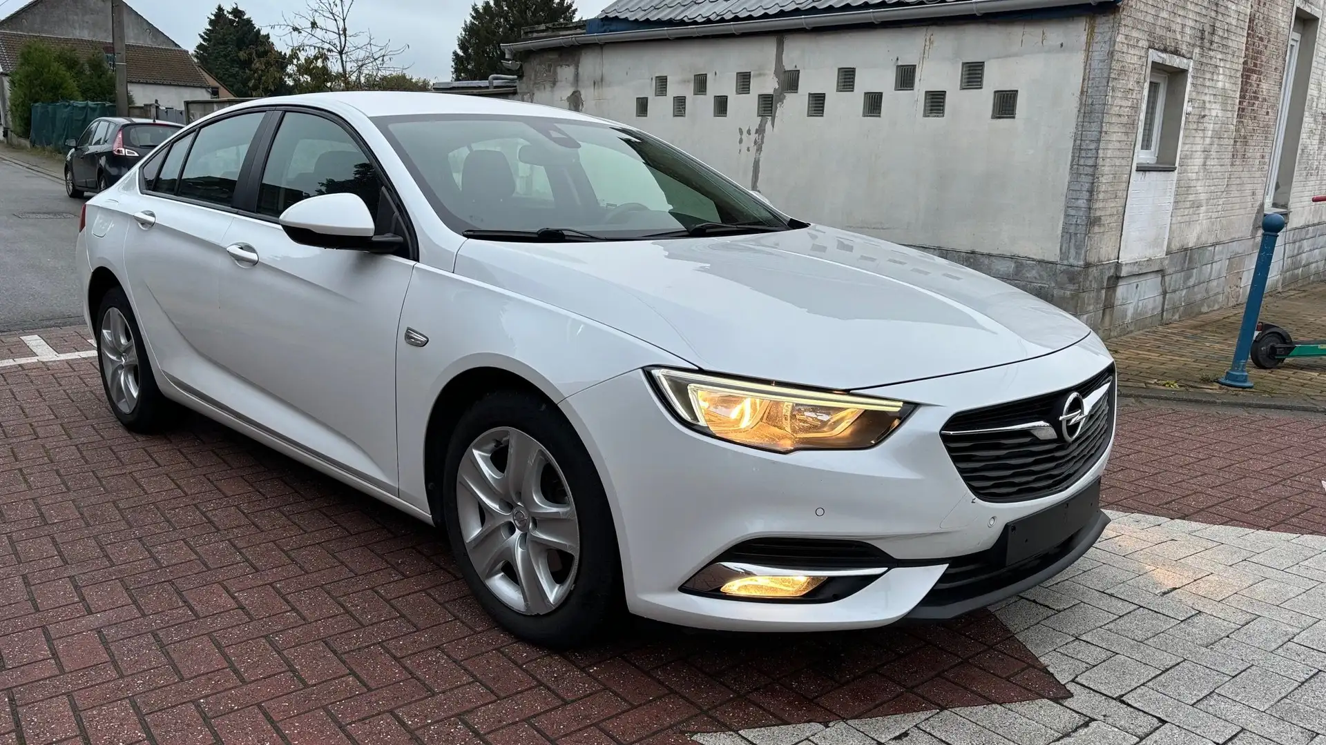 Opel Insignia 1.6 CDTI ecoTEC EXPORT OU MARCHANDS Blanc - 1