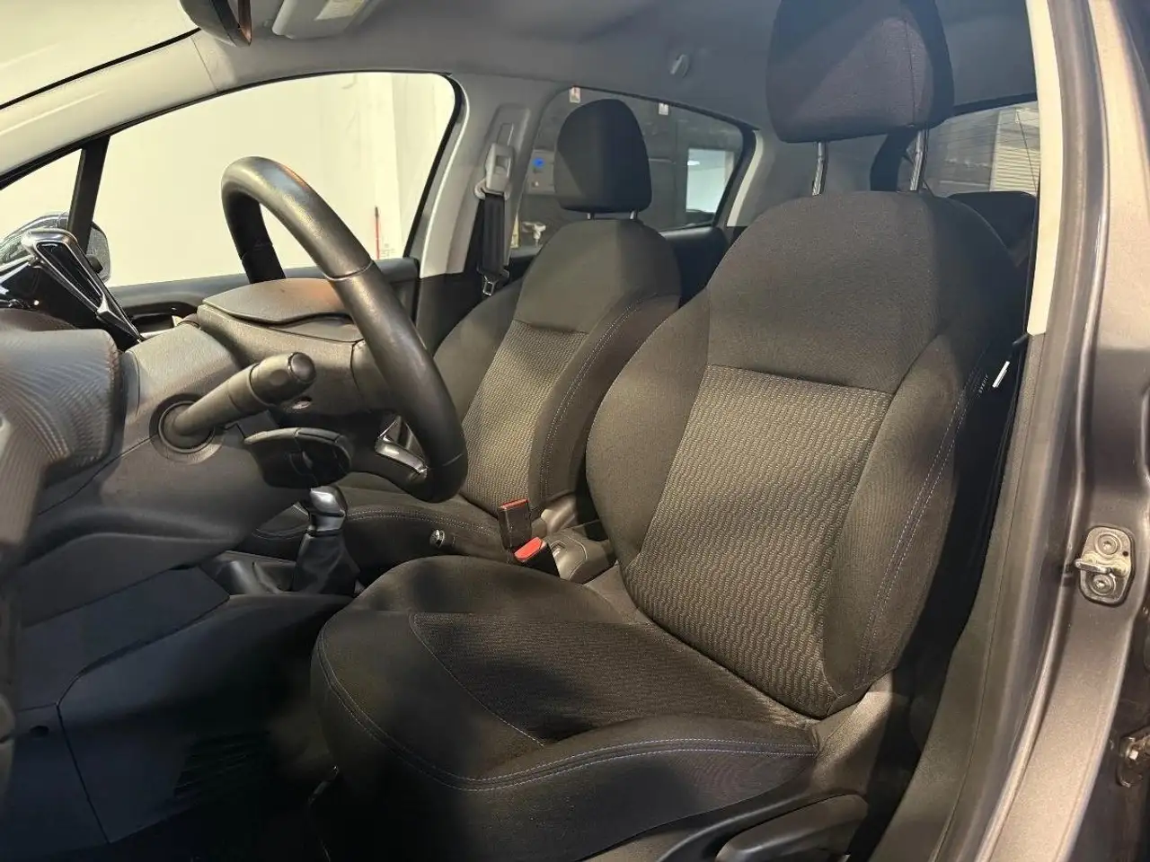 Peugeot 208 208 — photo 17