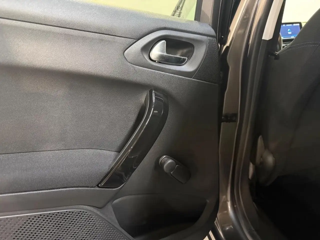 Peugeot 208 208 — photo 32