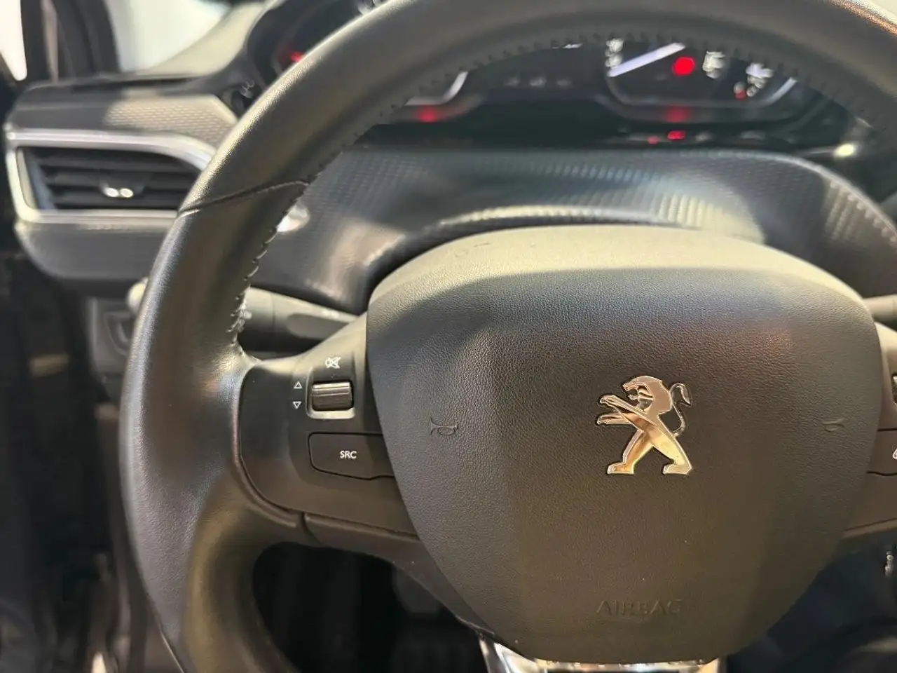 Peugeot 208 208 — photo 20