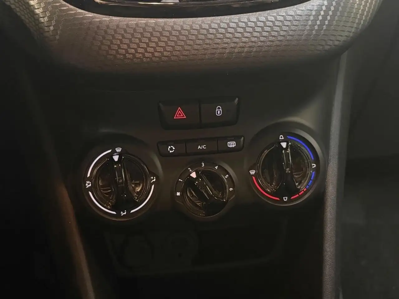 Peugeot 208 208 — photo 29