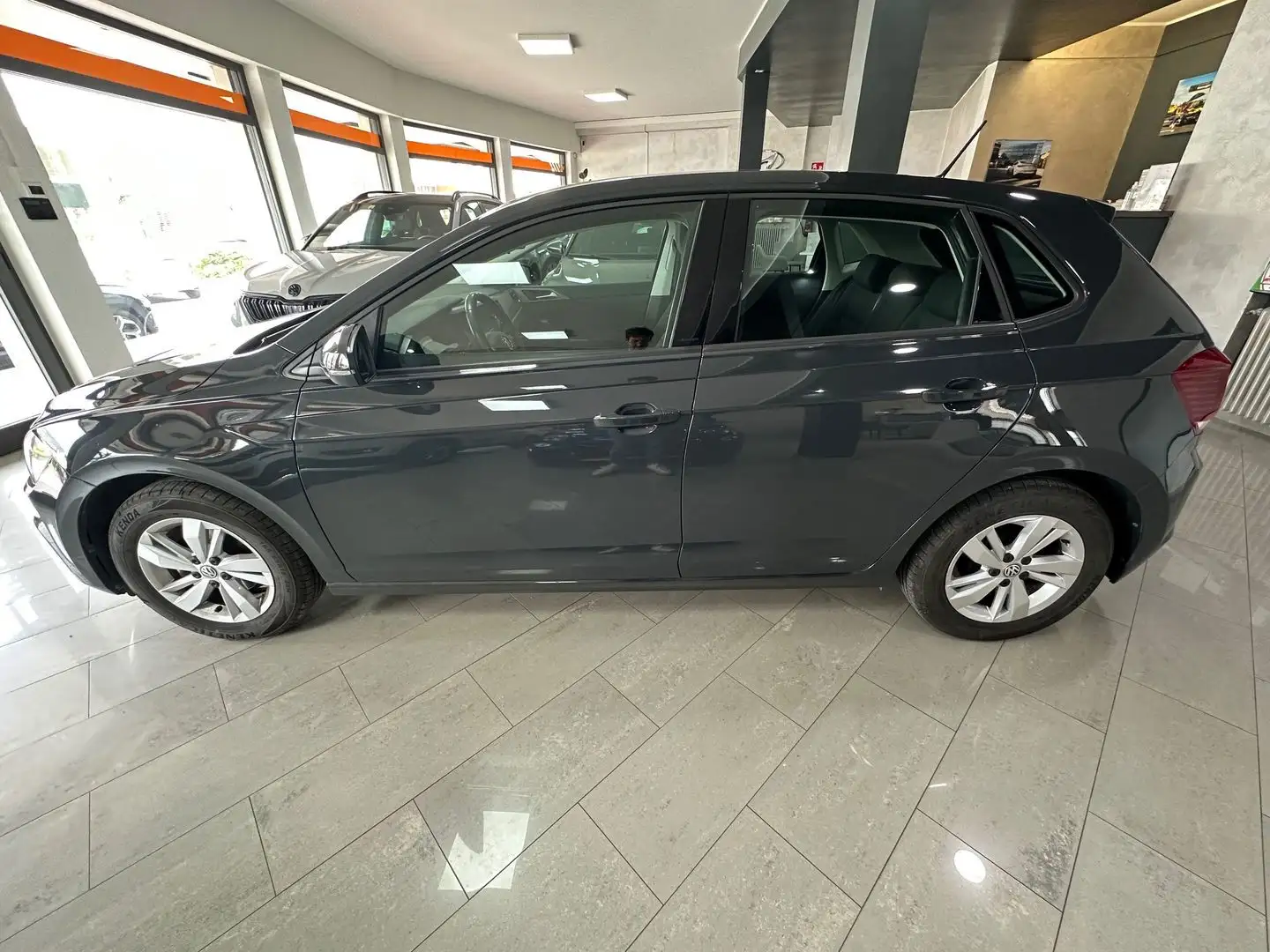 Volkswagen Polo Comfortline 1.0 evo NEOPATENTATI Grijs - 2