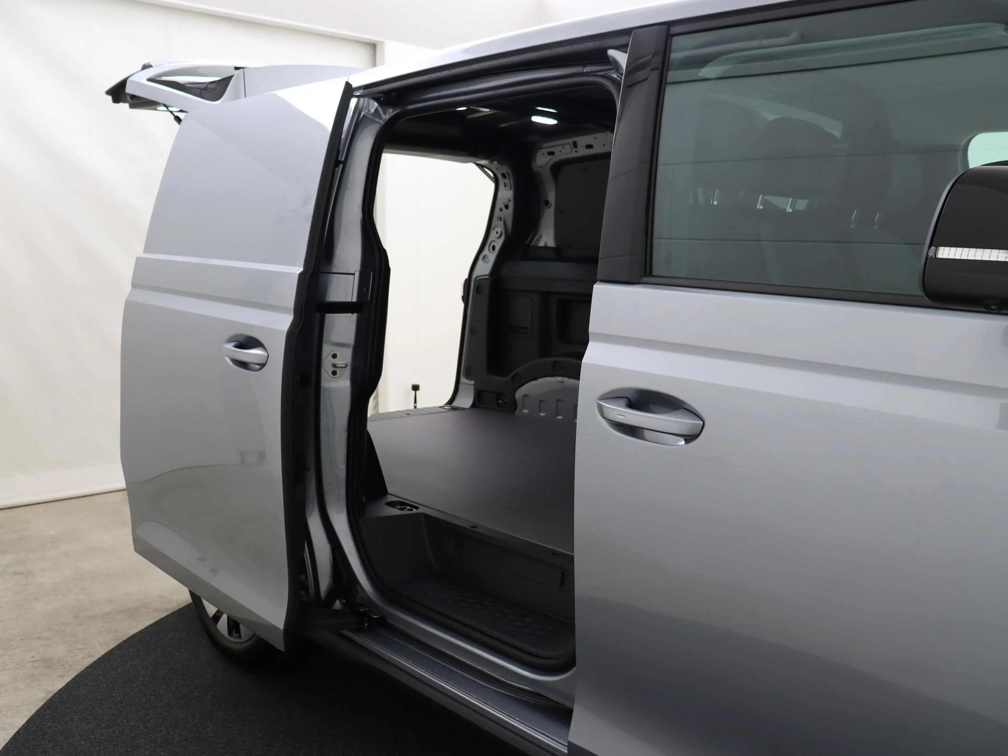 Volkswagen ID. Buzz Cargo Bedrijfswagens Bulli Limited Edition 210 kW / 286 — photo 9