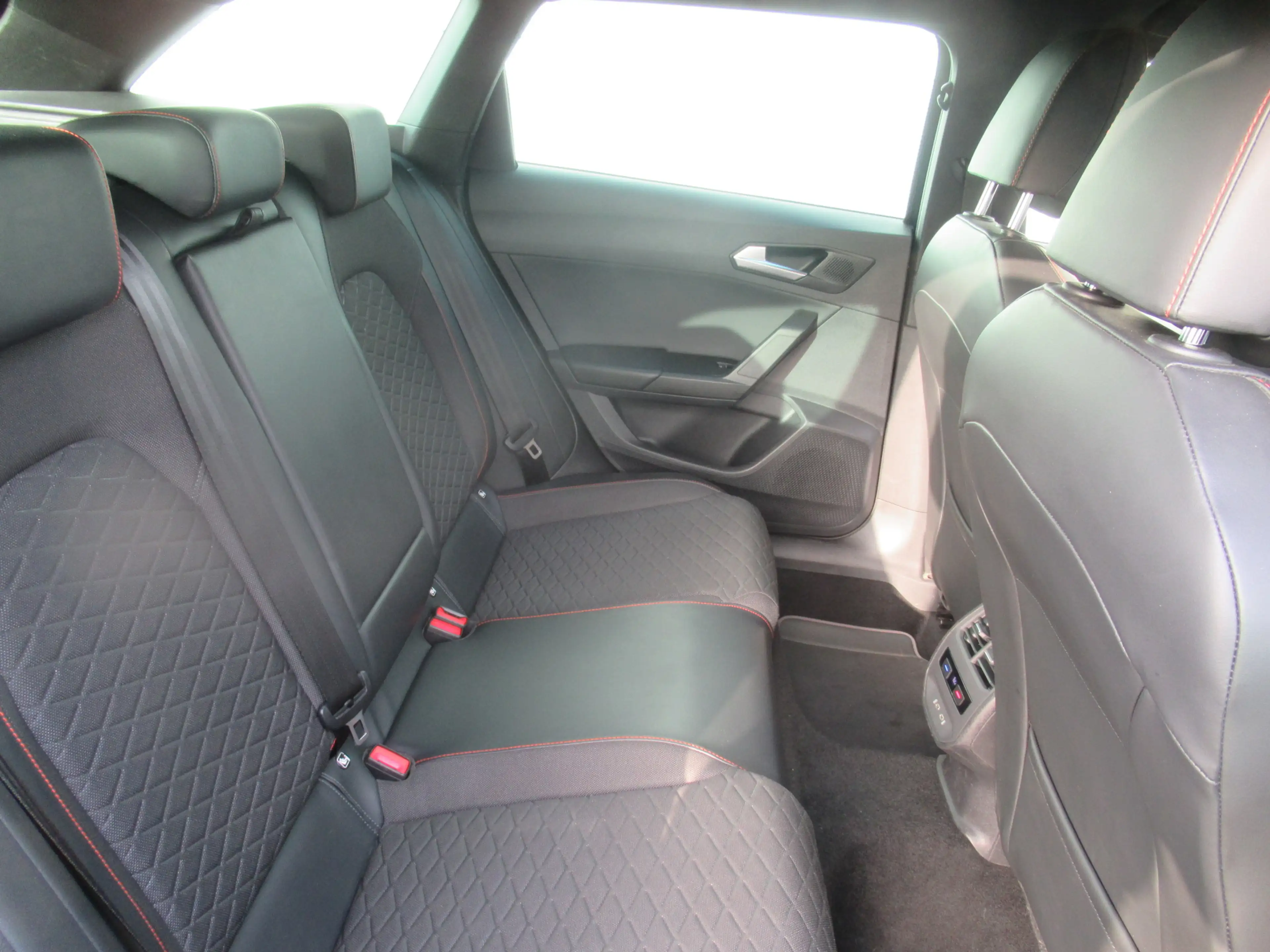 SEAT Leon e-Hybrid SP 1.4 FR PHEV /€10.990 netto / Carplay / ... — photo 11
