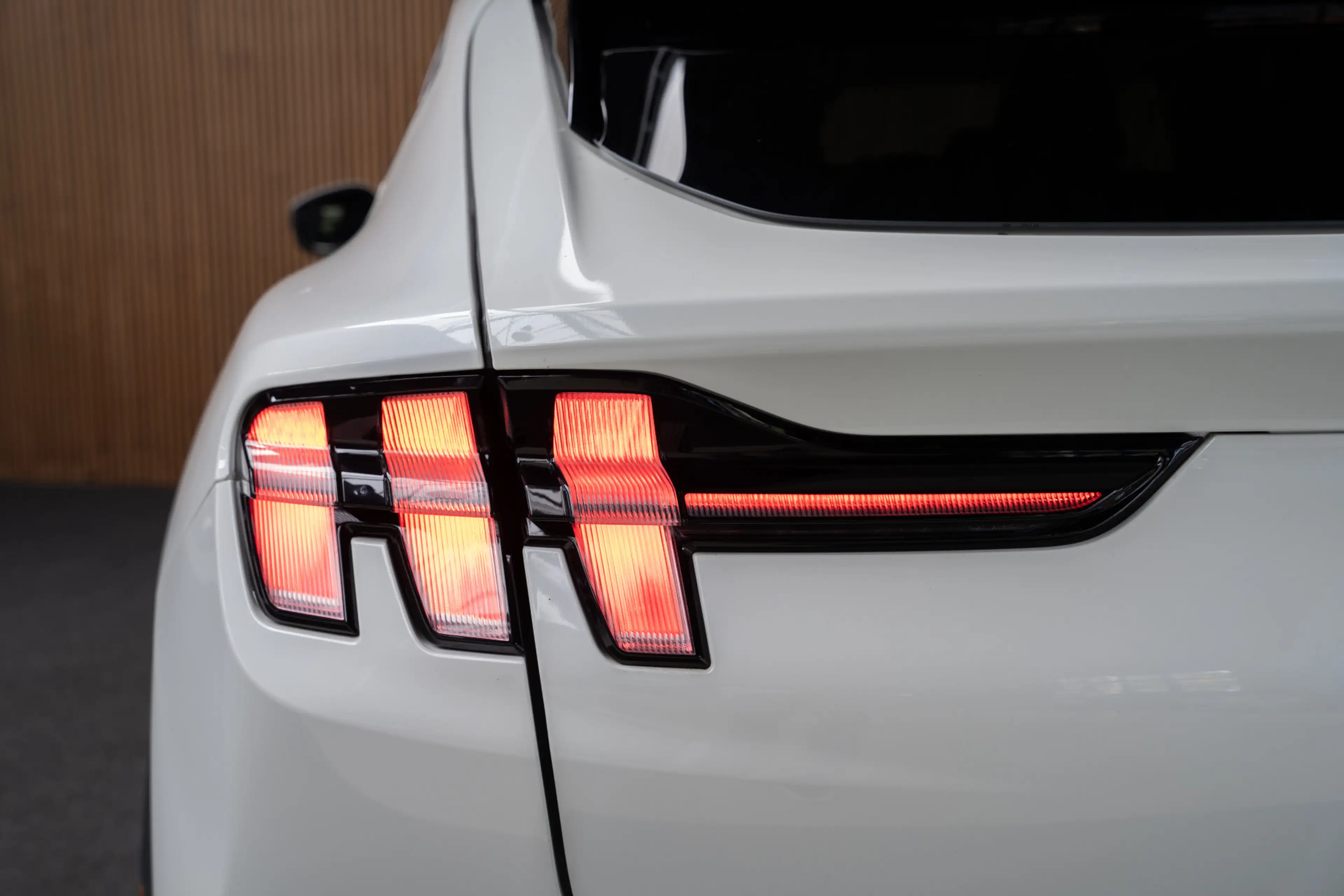 Ford Mustang Mach-E RWD 75 kWh B&O - 360 Camera - Leder - Parelmoer me — photo 22