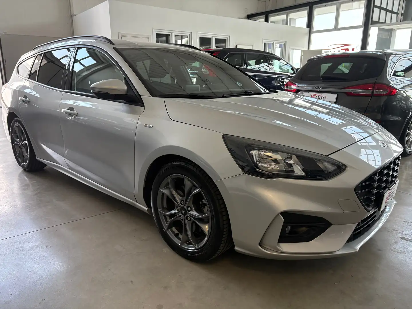 Ford Focus Focus SW 1.5 ecoblue ST-Line s Grijs - 2