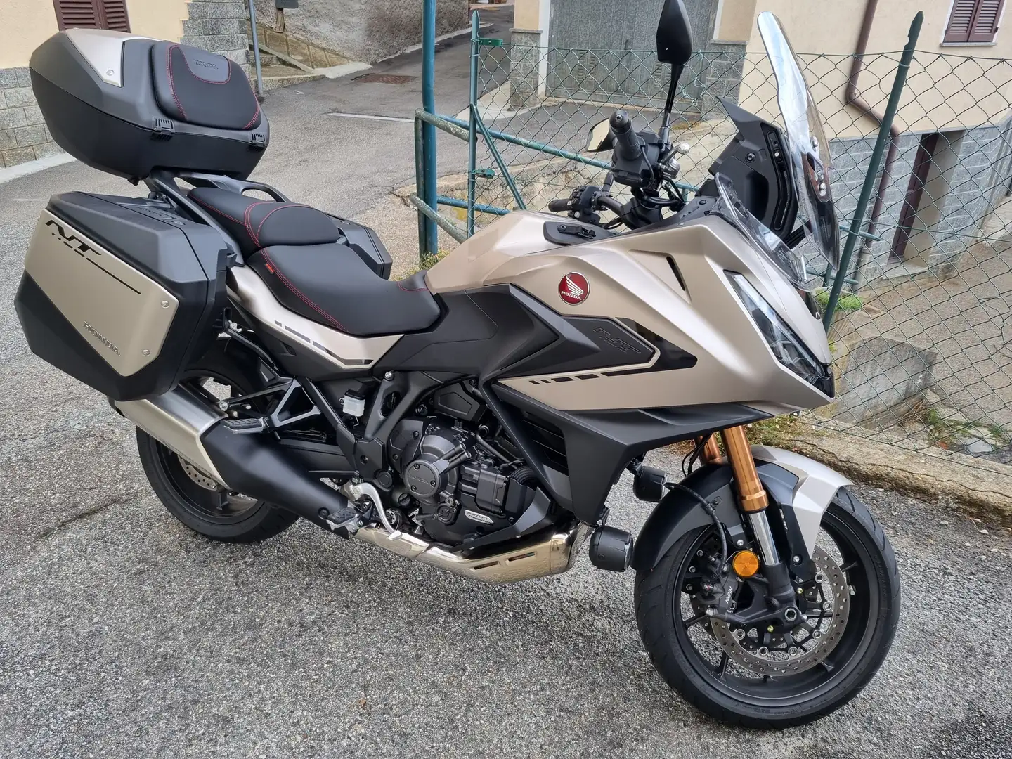 Honda NT 1100 DCT TRAVEL EDITION Oro - 1