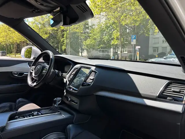 Volvo XC90 view 15