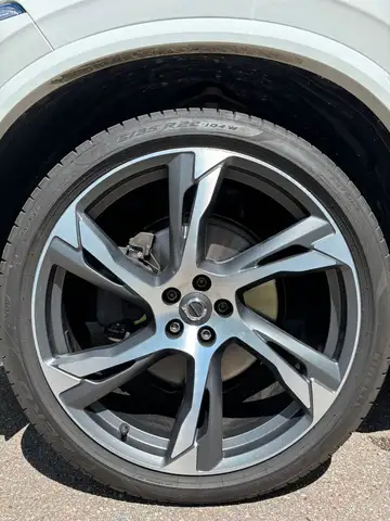 Volvo XC90 view 11