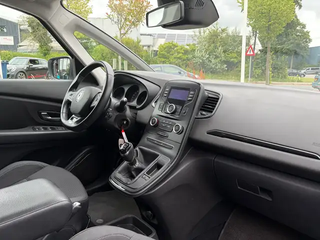 Renault Scenic view 19