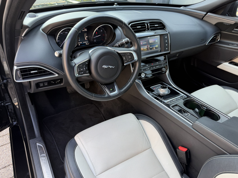 Jaguar XE 2.0 D R-Sport Navi-Leer — photo 3