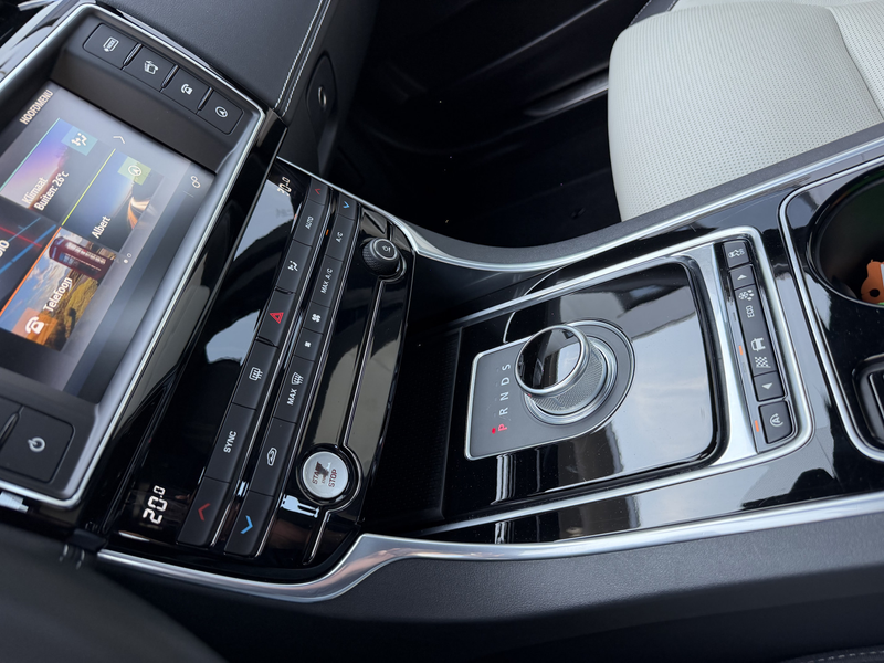 Jaguar XE 2.0 D R-Sport Navi-Leer — photo 8