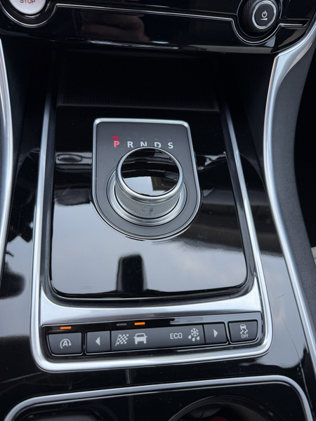 Jaguar XE 2.0 D R-Sport Navi-Leer — photo 9