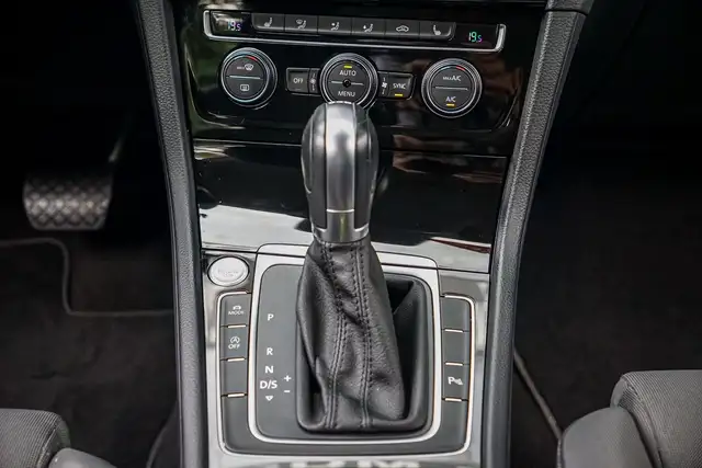 Volkswagen Golf view 4