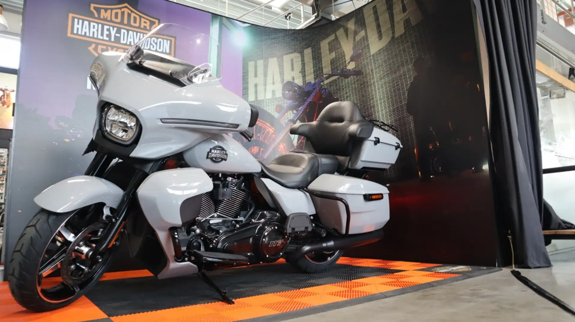 Harley-Davidson Street Glide Chopper Ultra Gri - 1