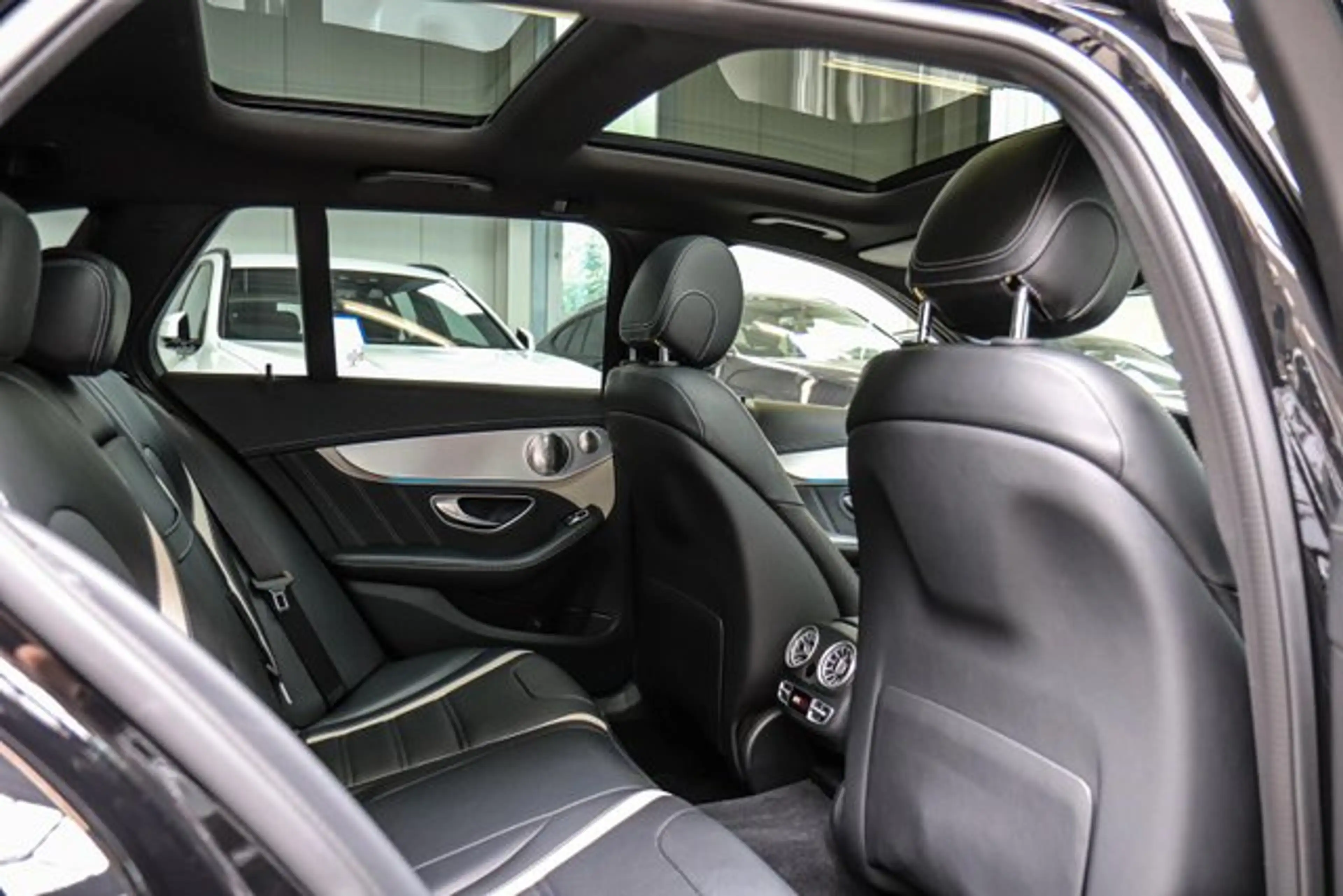 Mercedes-Benz C 63 AMG S Aut/BURMESTER/KAMERA/PANORAMA/HUD/LED/ — photo 14