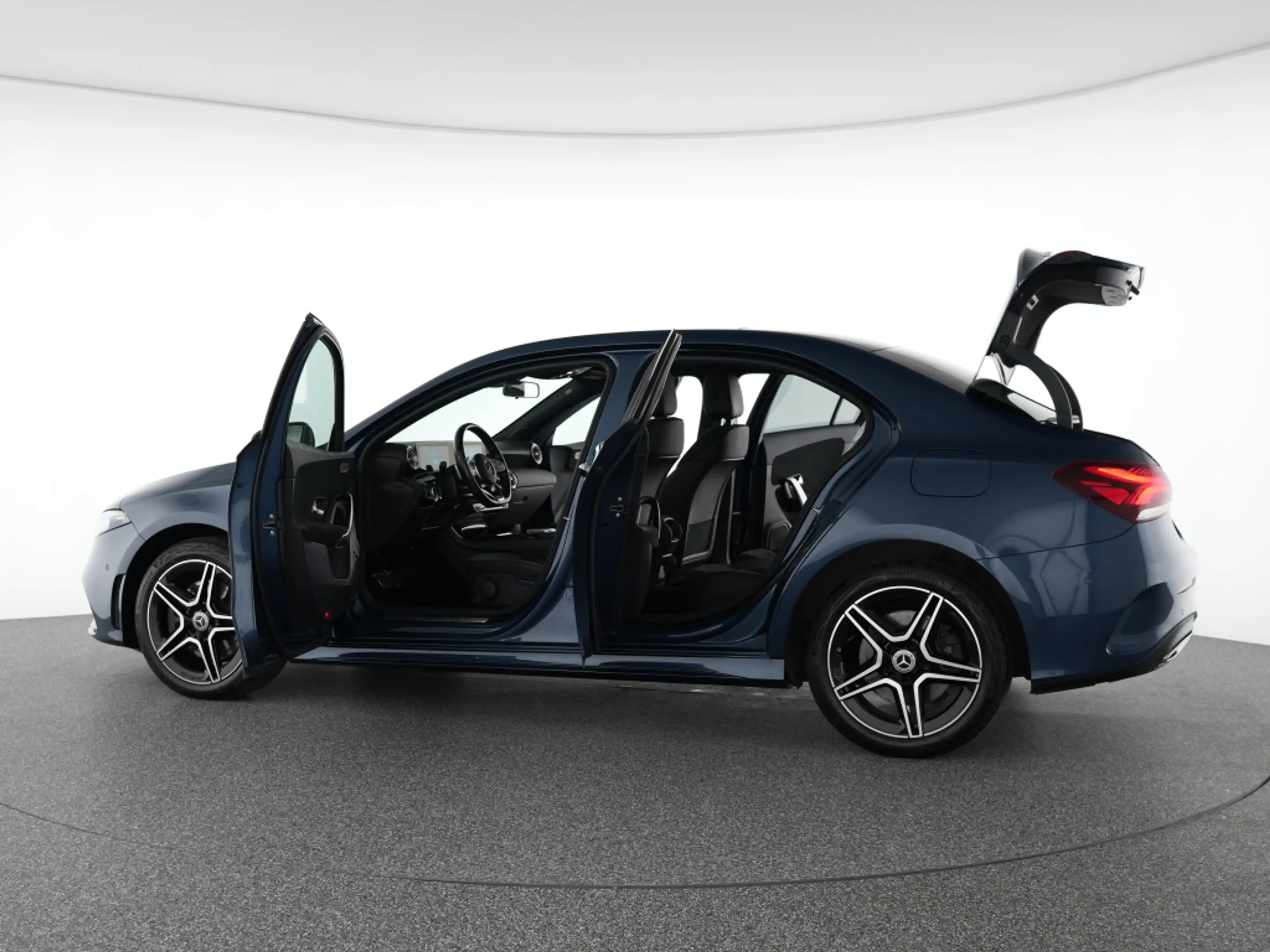 Mercedes-Benz A 250 e Lim AMG Night Pano LED Navi Automatik — photo 14