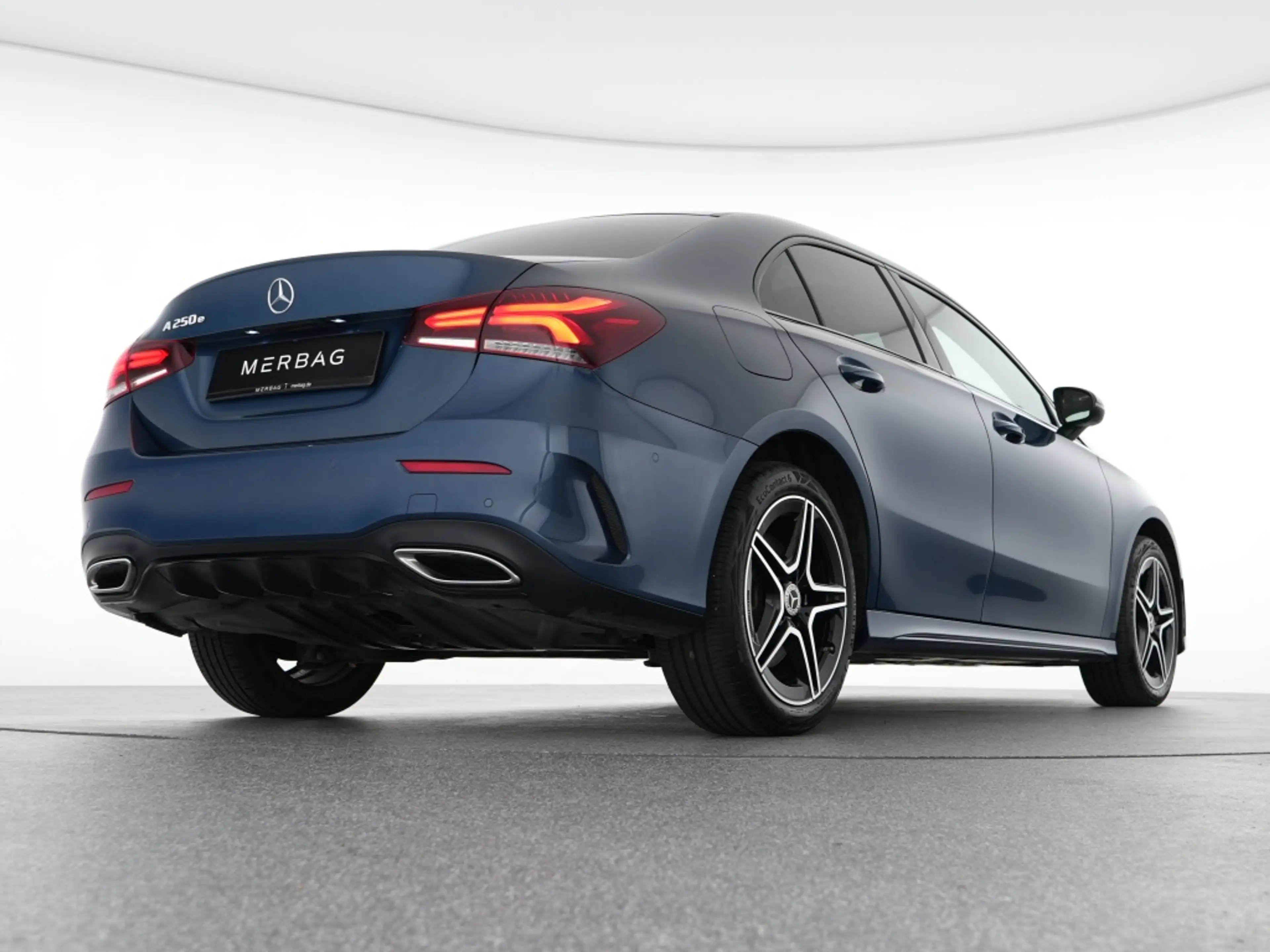Mercedes-Benz A 250 e Lim AMG Night Pano LED Navi Automatik — photo 9