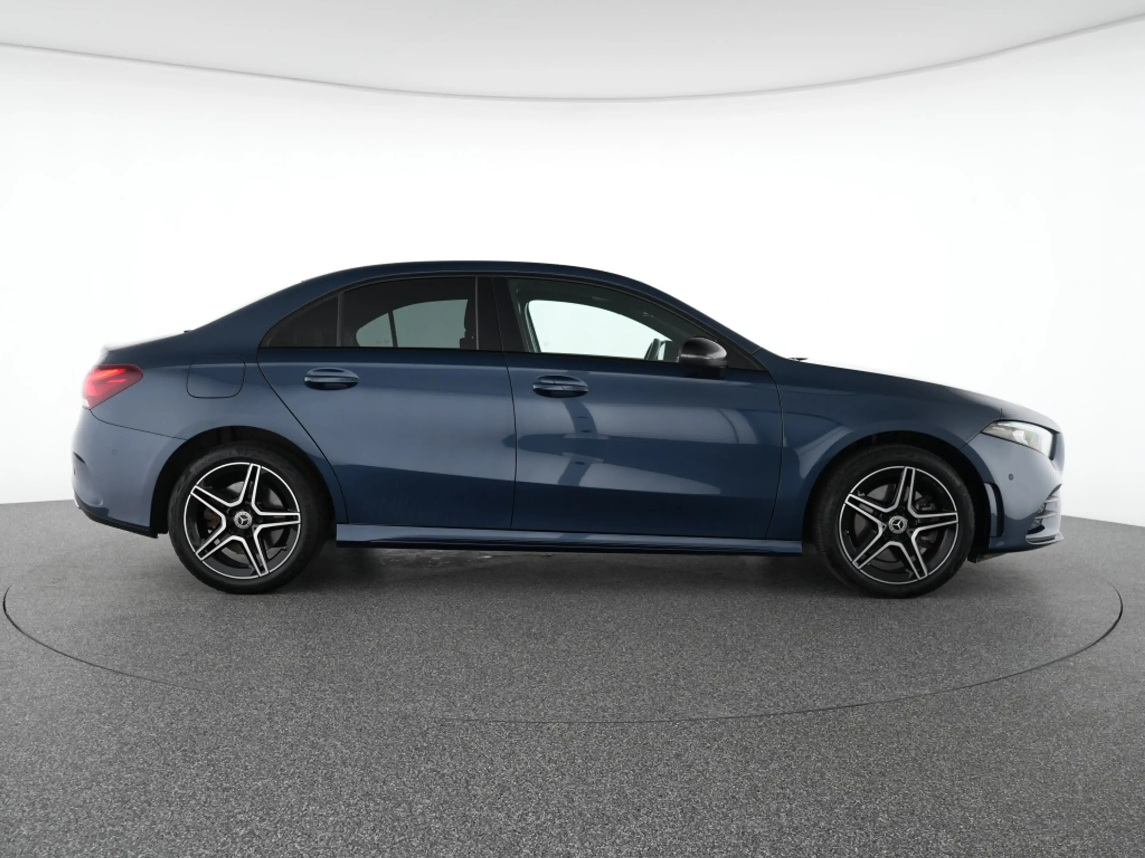 Mercedes-Benz A 250 e Lim AMG Night Pano LED Navi Automatik — photo 5