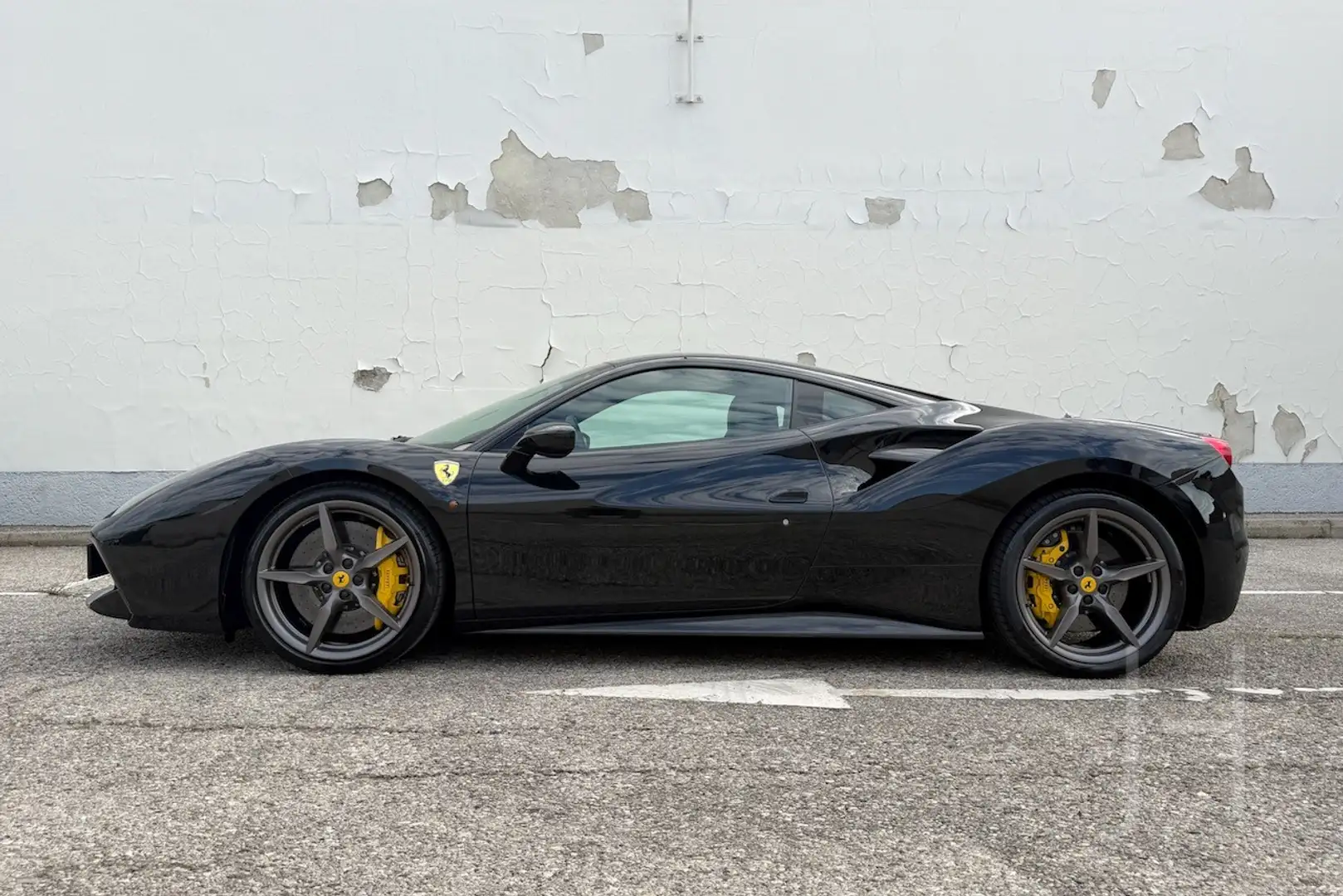 Ferrari 488 Schwarz - 1