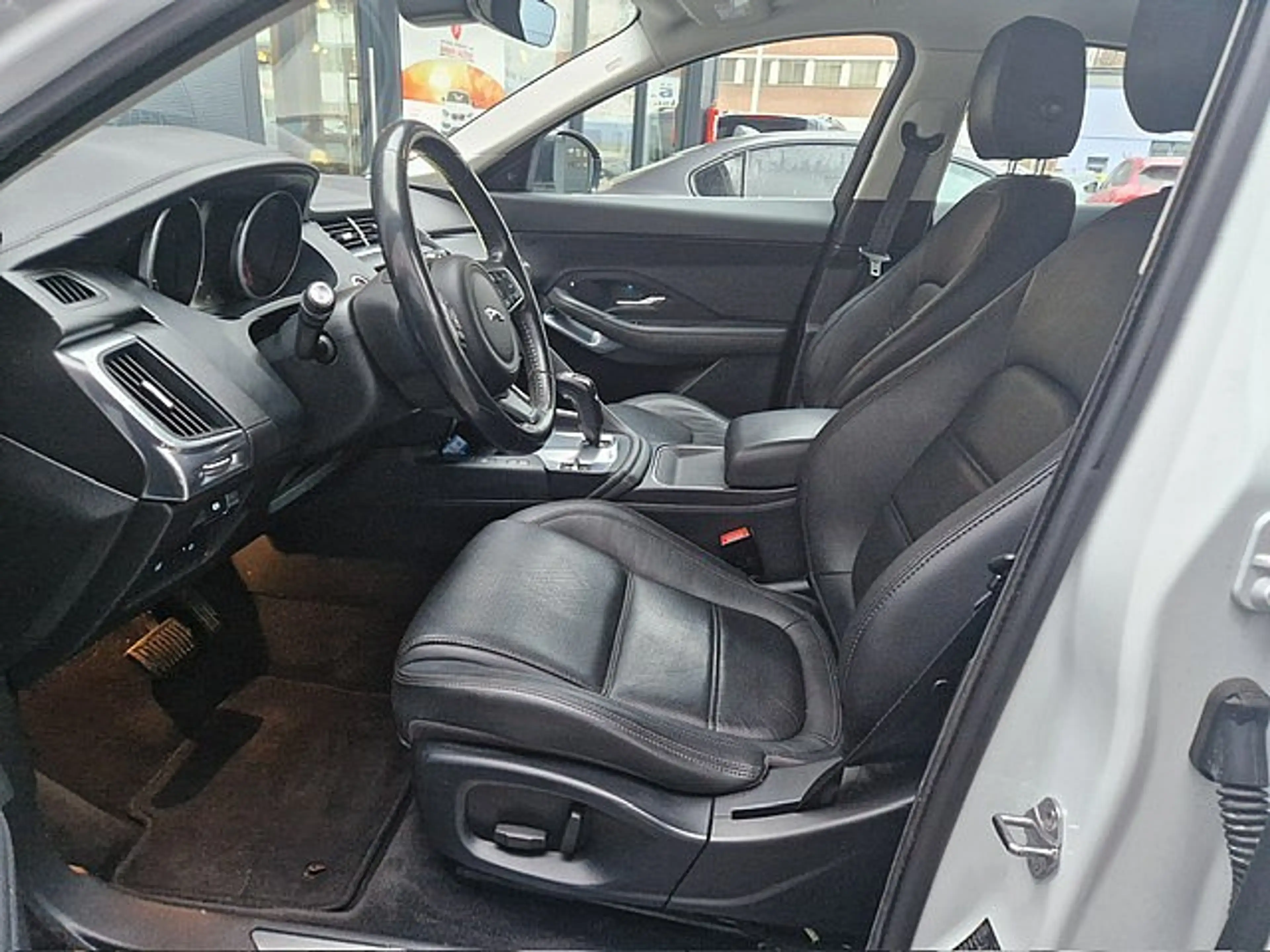 Jaguar E-Pace 2.0I4 P250 S AWD Aut. *Leder*Navi*RFKamera* — photo 7