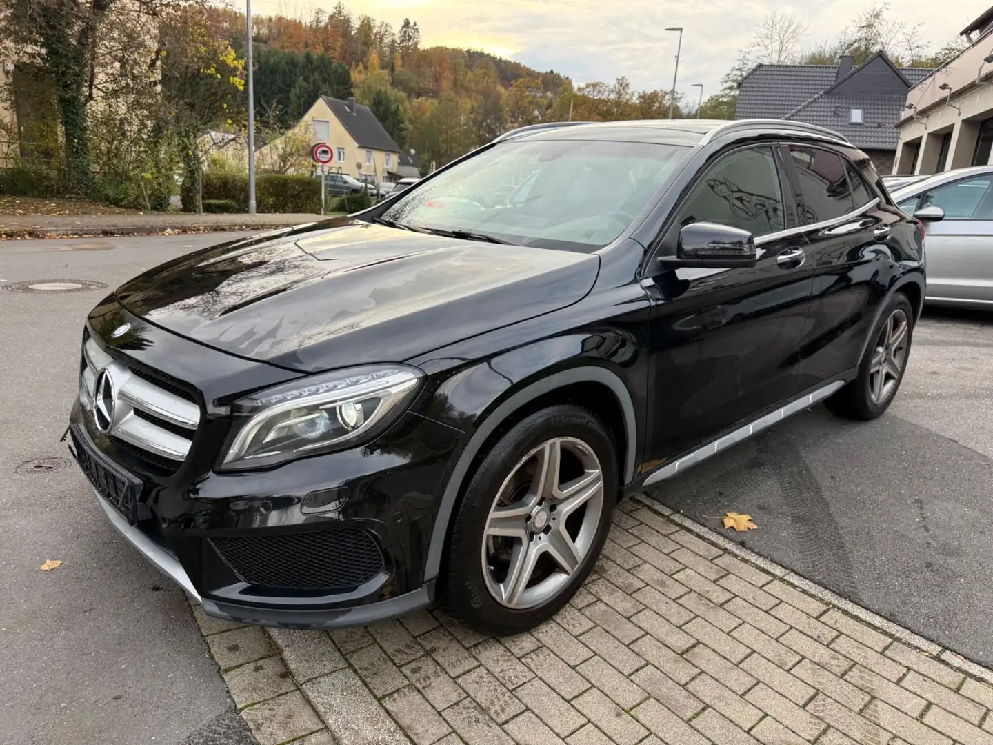 Mercedes-Benz GLA 250 4Matic  R.Kamera,Pano,Navi,Leder Schwarz - 1