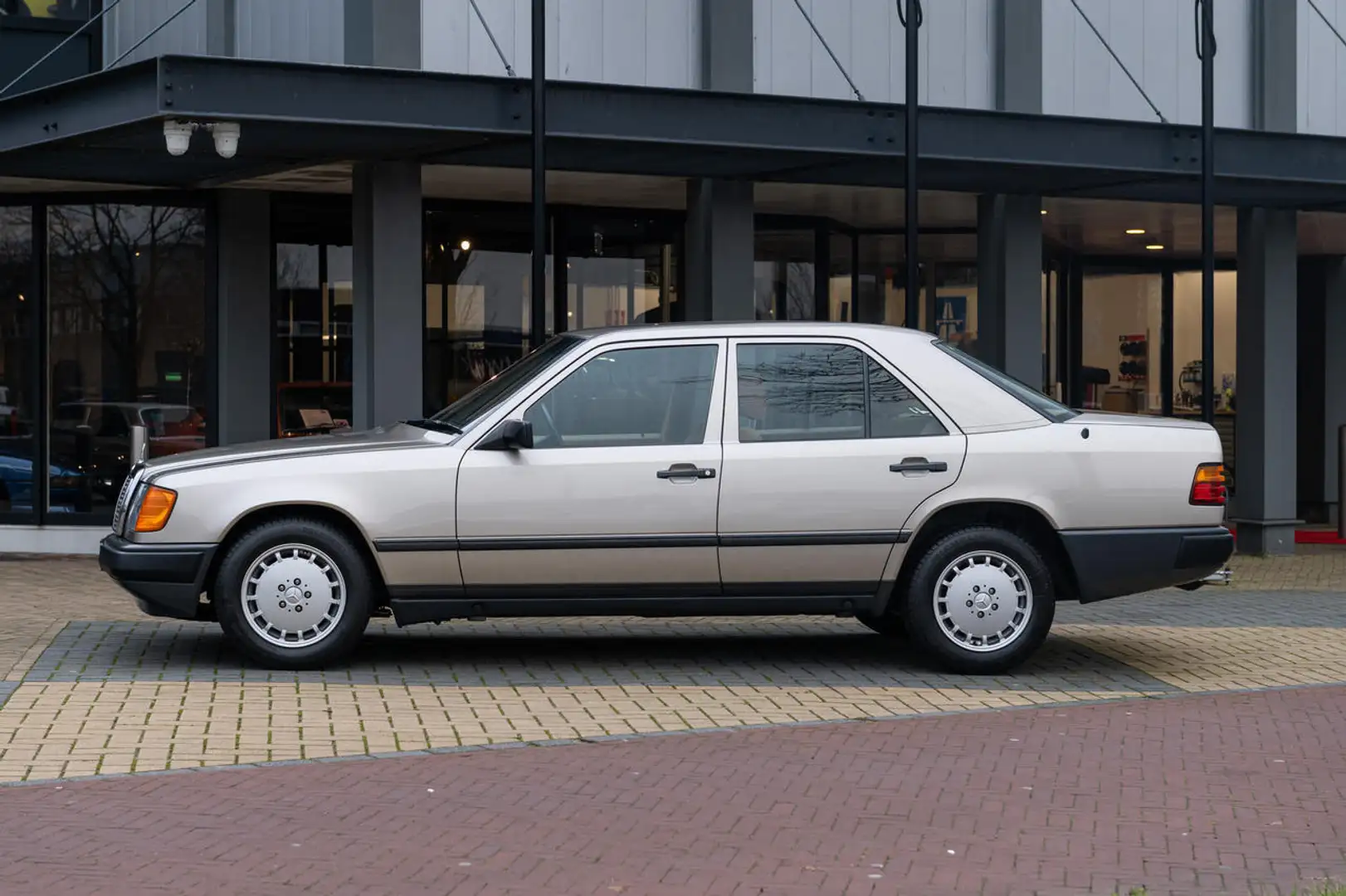 Mercedes-Benz 300 W124 300 E Argintiu - 2
