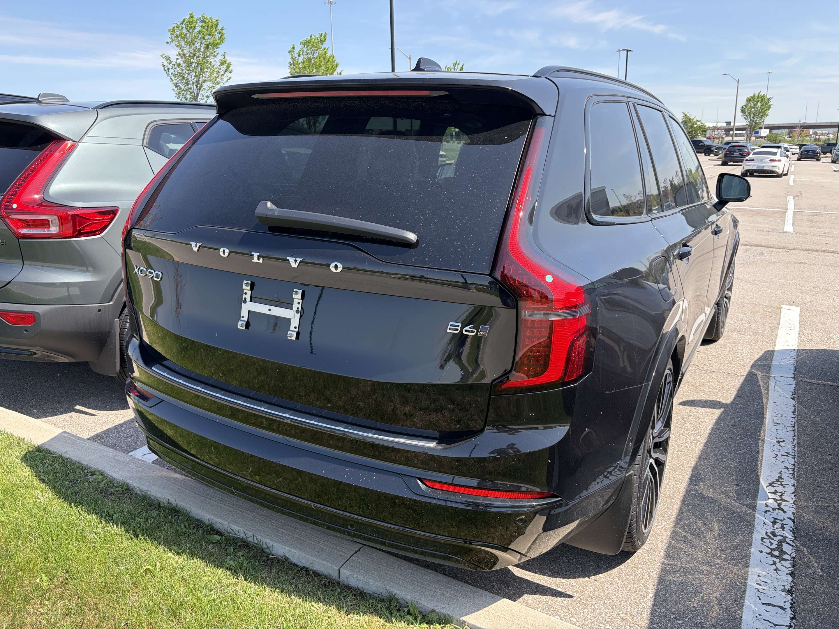 2026 Volvo XC90 B6 AWD Ultra Dark Theme 7-Seater alt 4