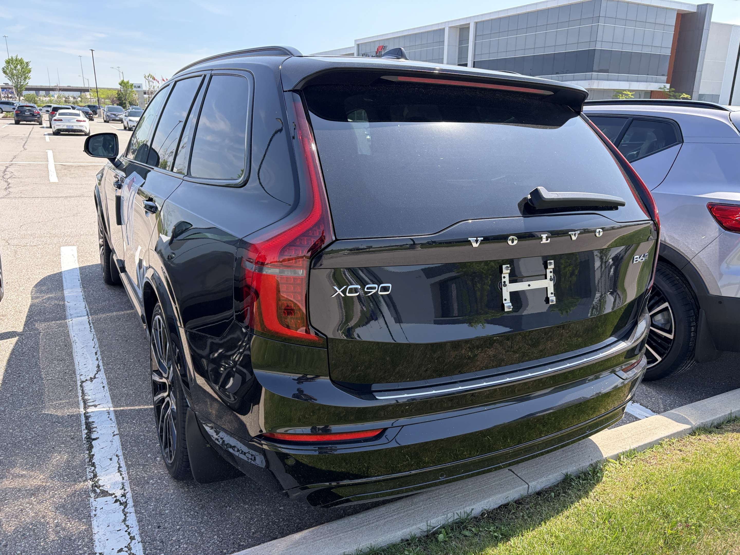 2026 Volvo XC90 B6 AWD Ultra Dark Theme 7-Seater alt 2