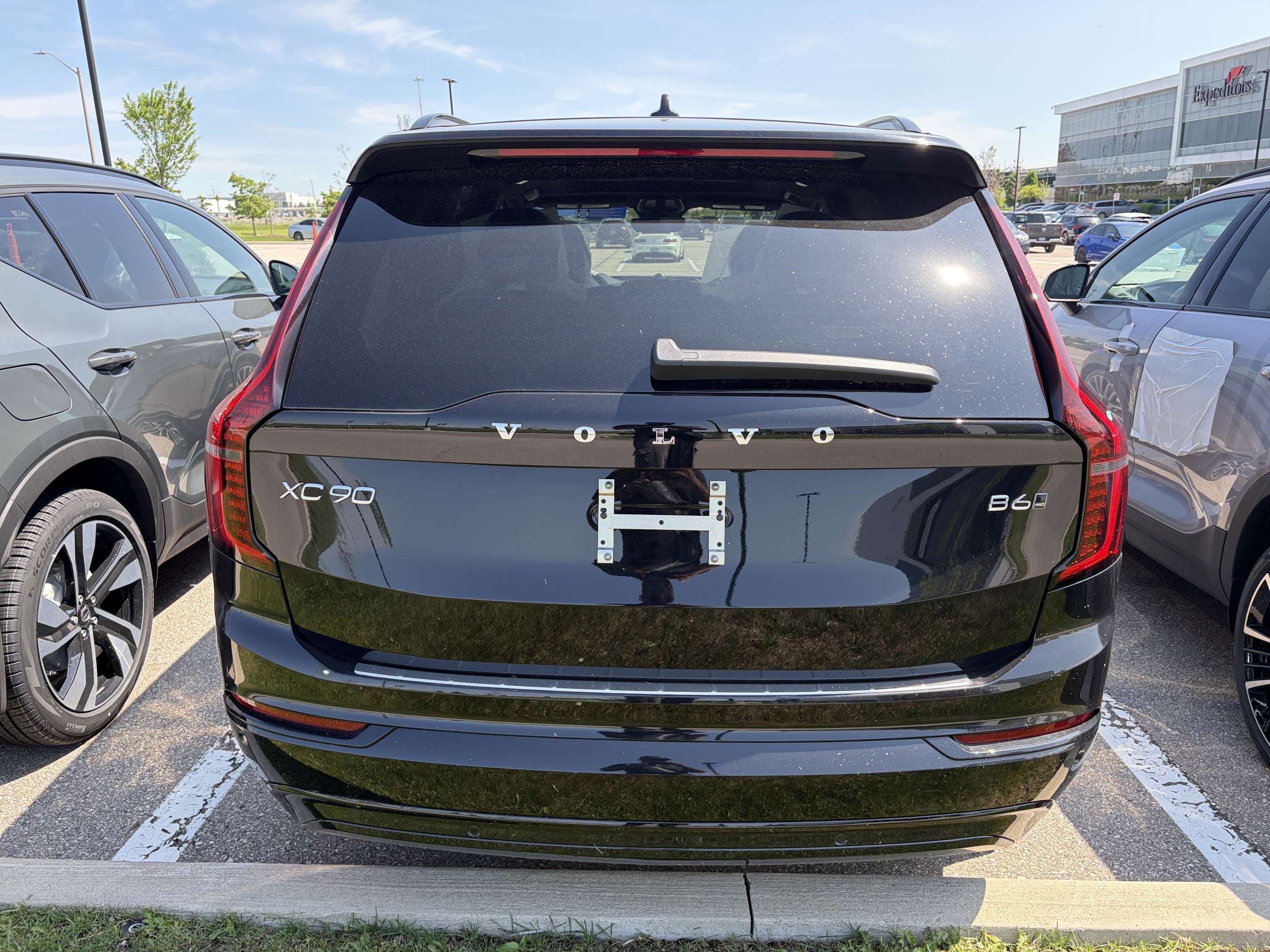 2026 Volvo XC90 B6 AWD Ultra Dark Theme 7-Seater alt 3