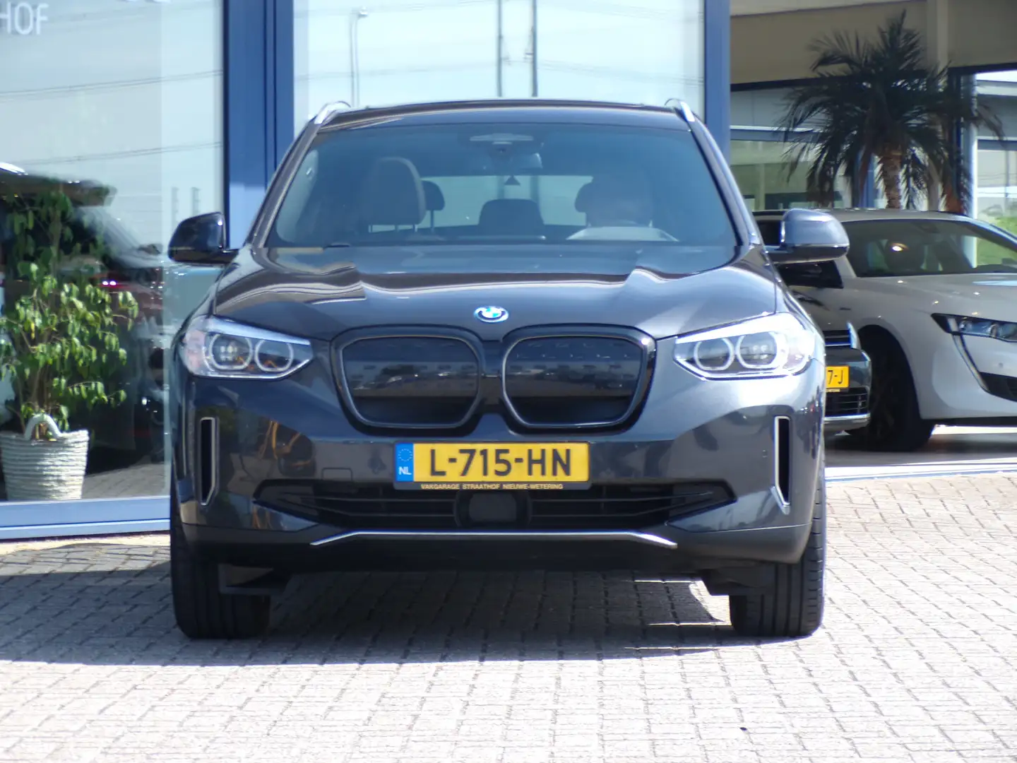 BMW iX3 Executive 80 kWh, Full LED / Elektr. Schuifdak / S Grijs - 2